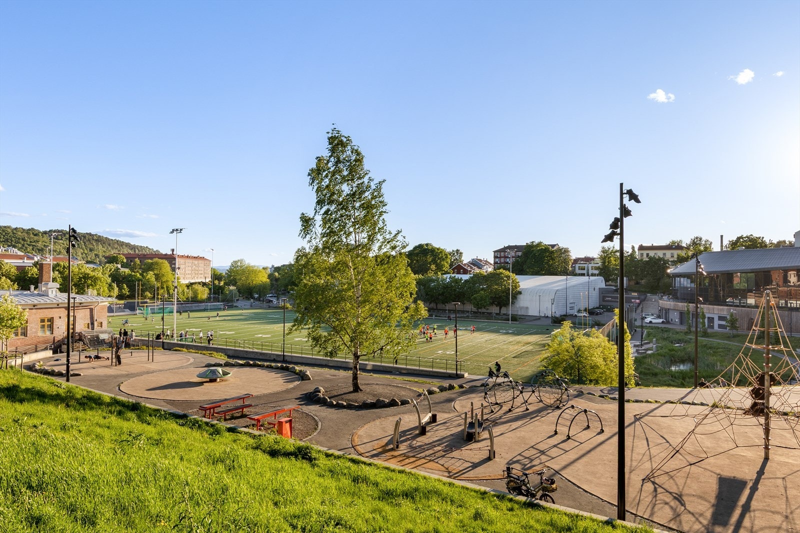 Nye Jordal Amfi og idrettspark byr på flotte tur- og rekreasjonsområder, skatepark, utendørs treningsapparater, ishall og aktiviteter for alle aldere Galleribilde