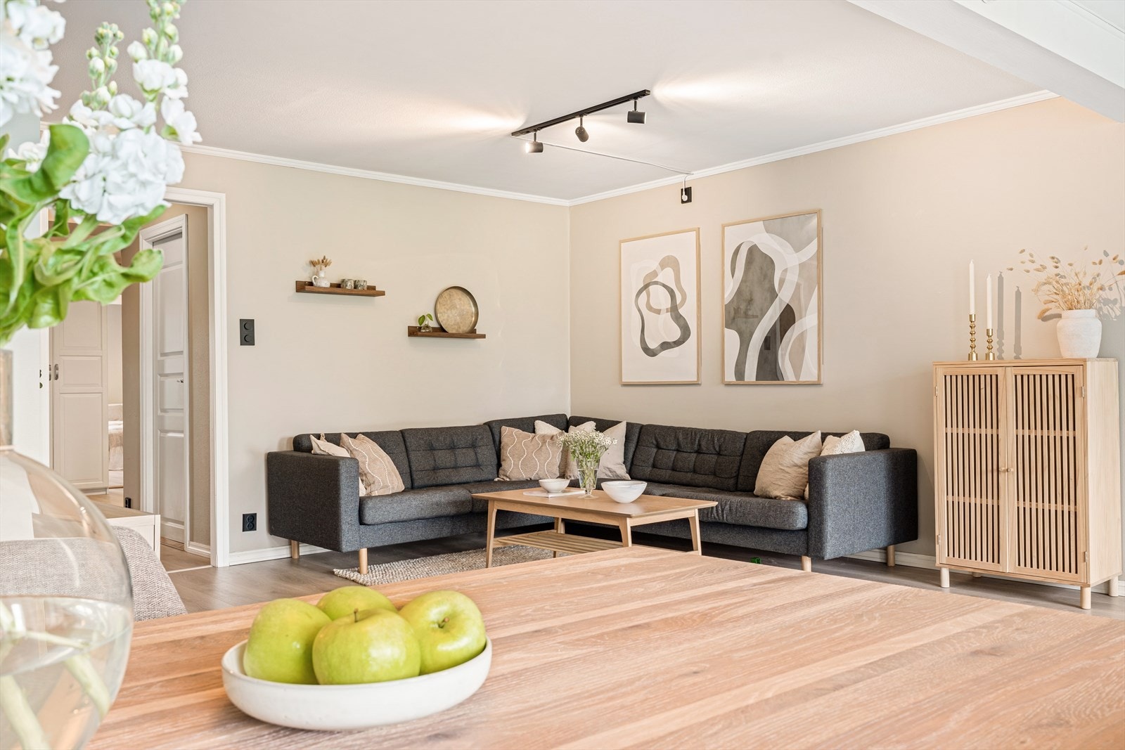 Stuen måler 35,9 m². God plass til stor sofagruppe og annet ønsket møblement. Galleribilde