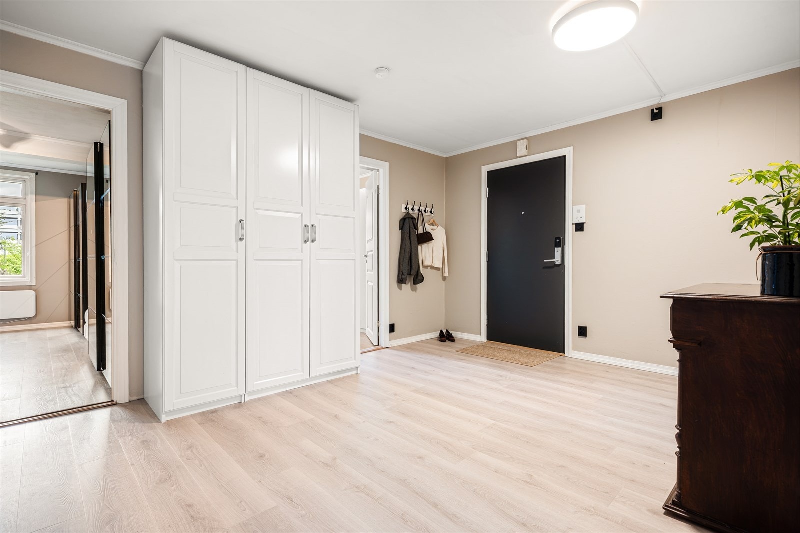 Leiligheten har en gjennomgående moderne standard på innvendige overflater. Galleribilde