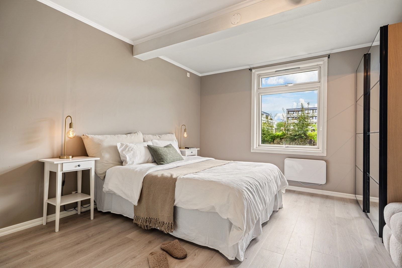 Hovedsoverommet måler 15,3 m². Her er det god plass til stor dobbeltseng, nattbord, stor garderobe og annen ønsket inventar. Galleribilde