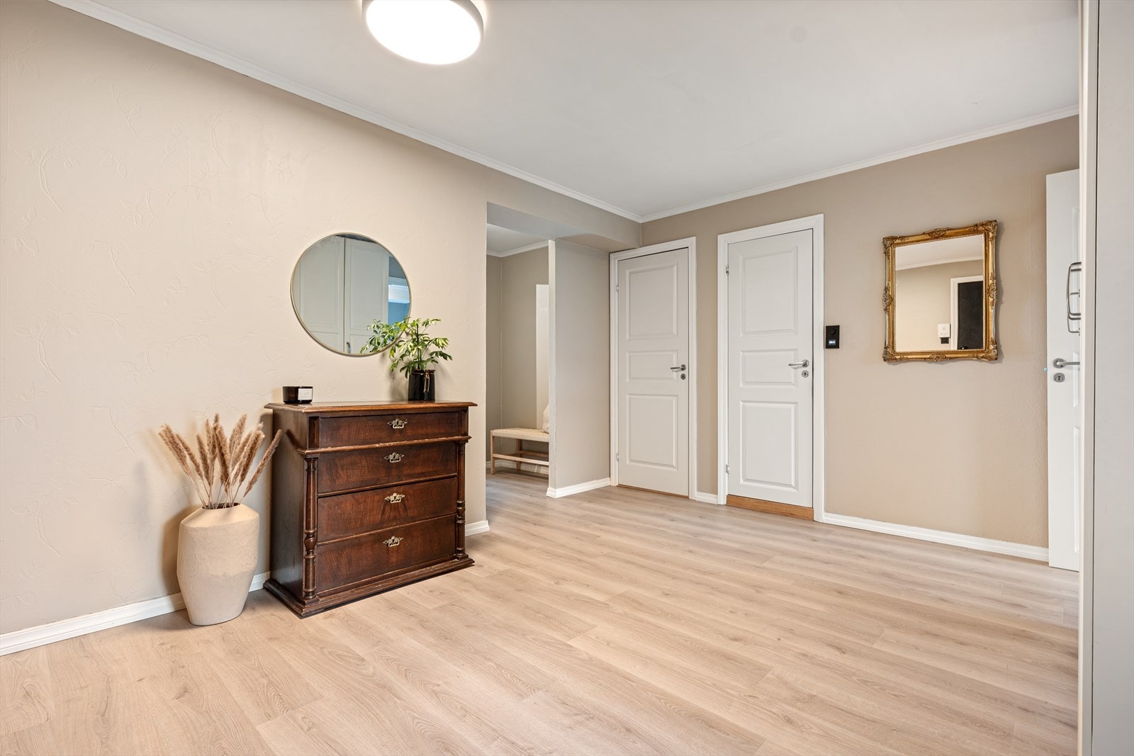 Entreen måler hele 17,9 m², med god plass til garderobeinnredning. Galleribilde