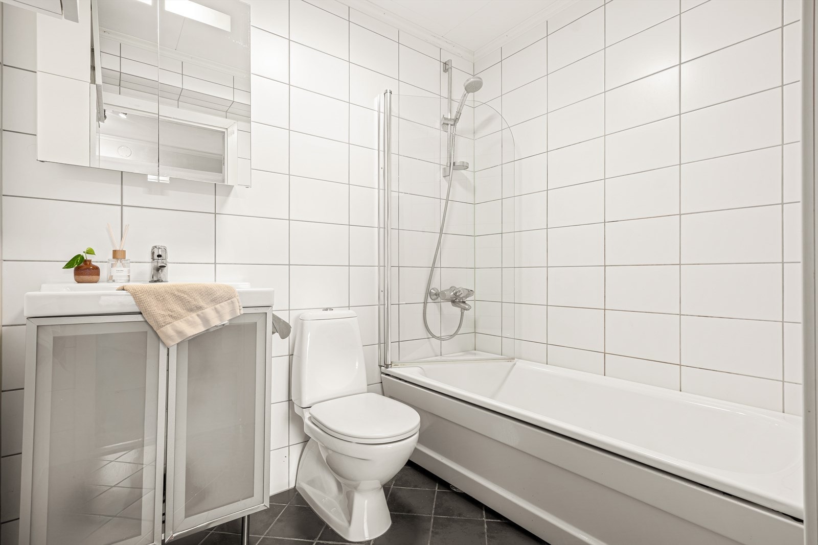 Badet er helfliset med varmekabler i gulvet. Varmtvann er inkludert i felleskostnadene. Galleribilde