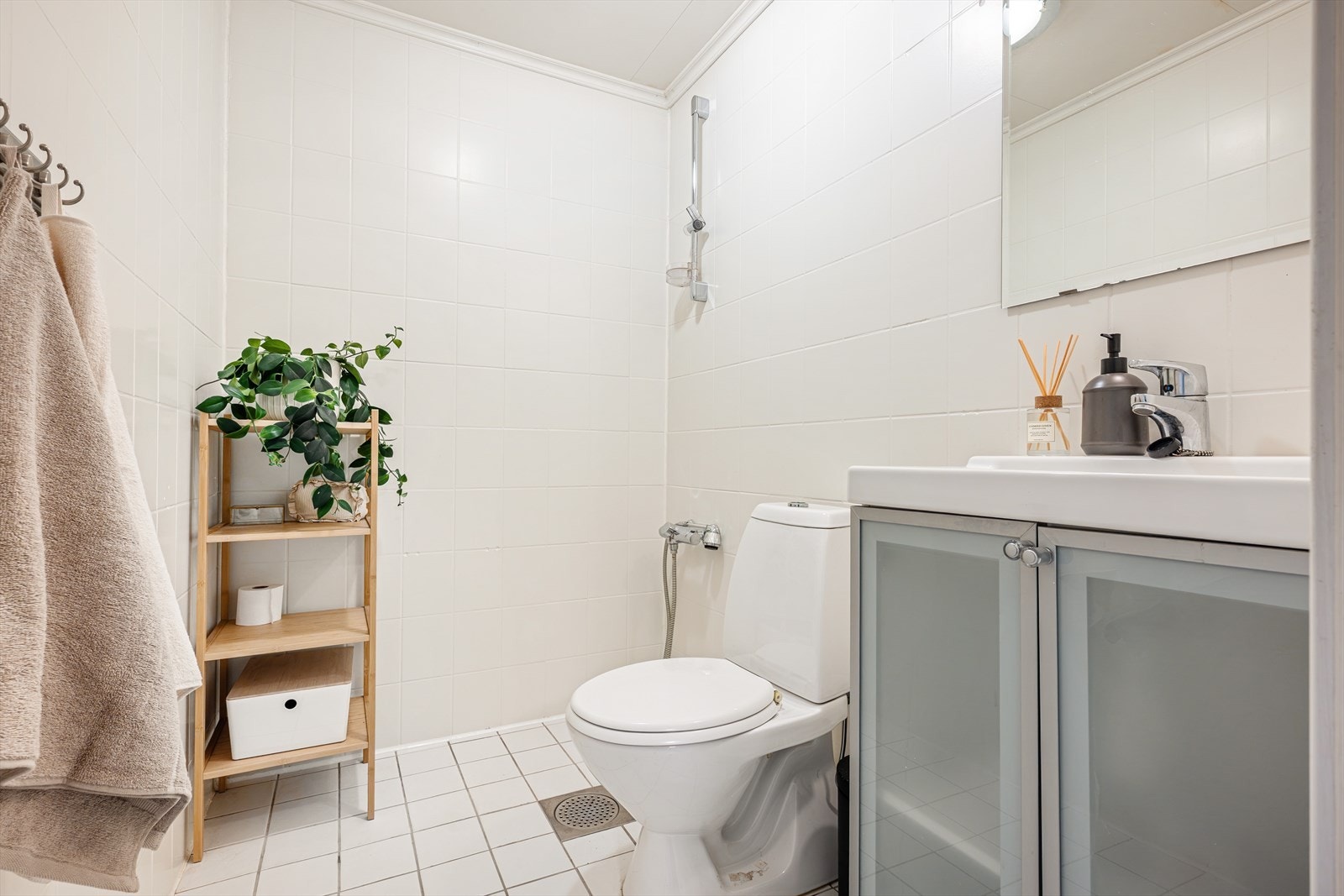 Det andre badet inneholder, dusj, wc og servantskap. Også her er det helfliset med varmekabler i gulvet. Galleribilde