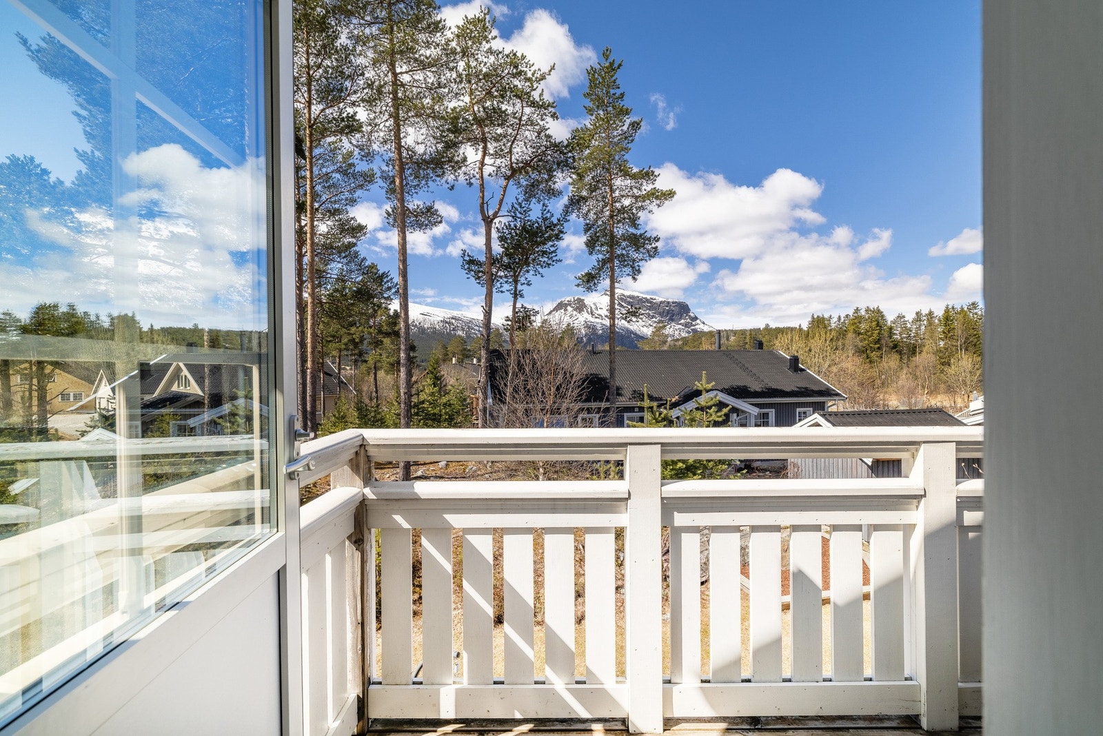 Balkong med nydelig utsikt i 2. etasje. Galleribilde