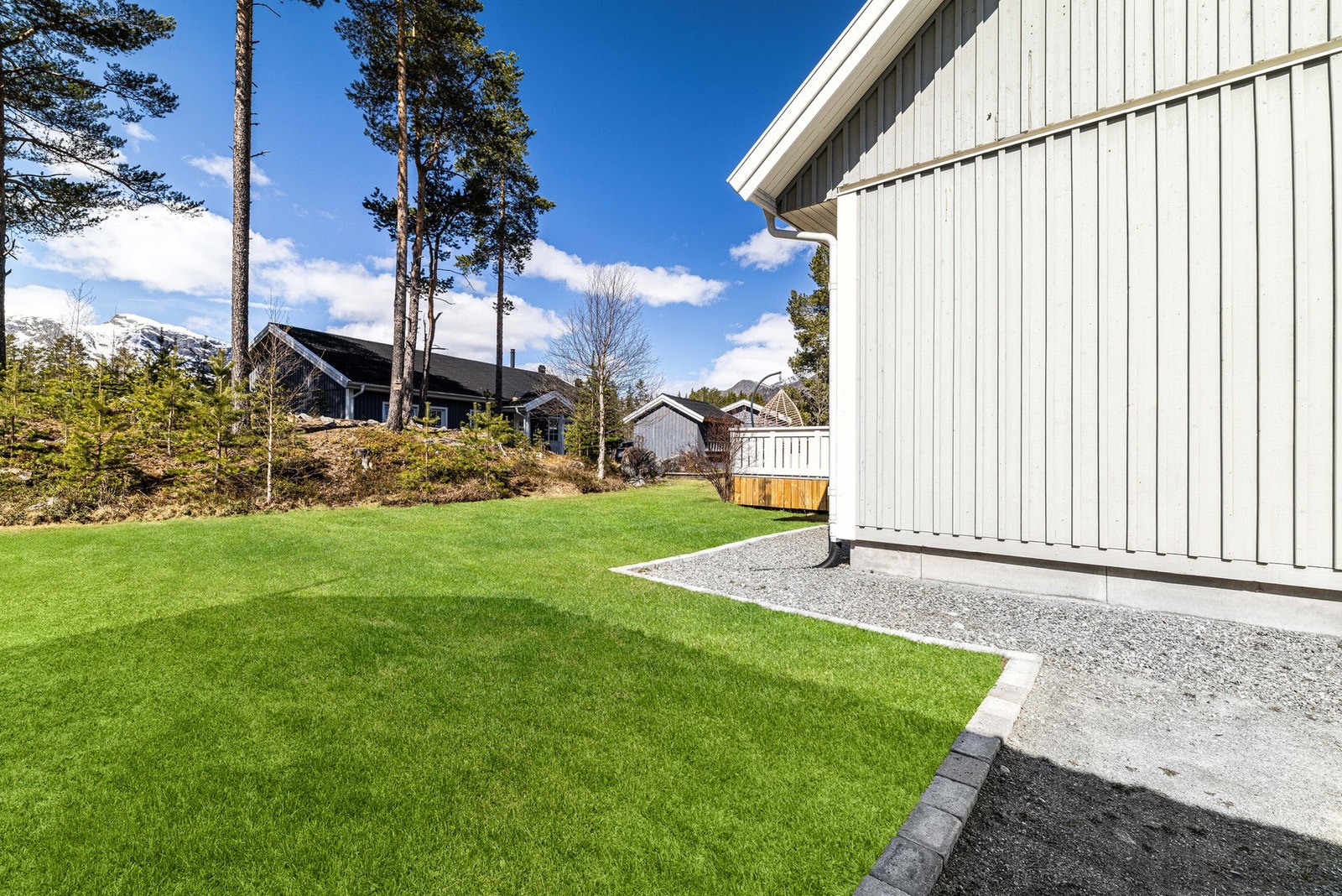 Flott opparbeidet tomt med plen. Galleribilde