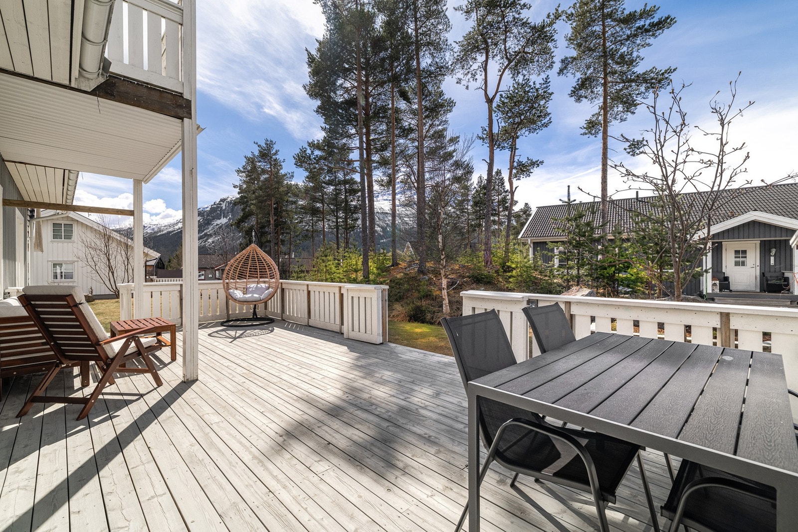 Fantastisk uteplass med romslig terrasse. Galleribilde