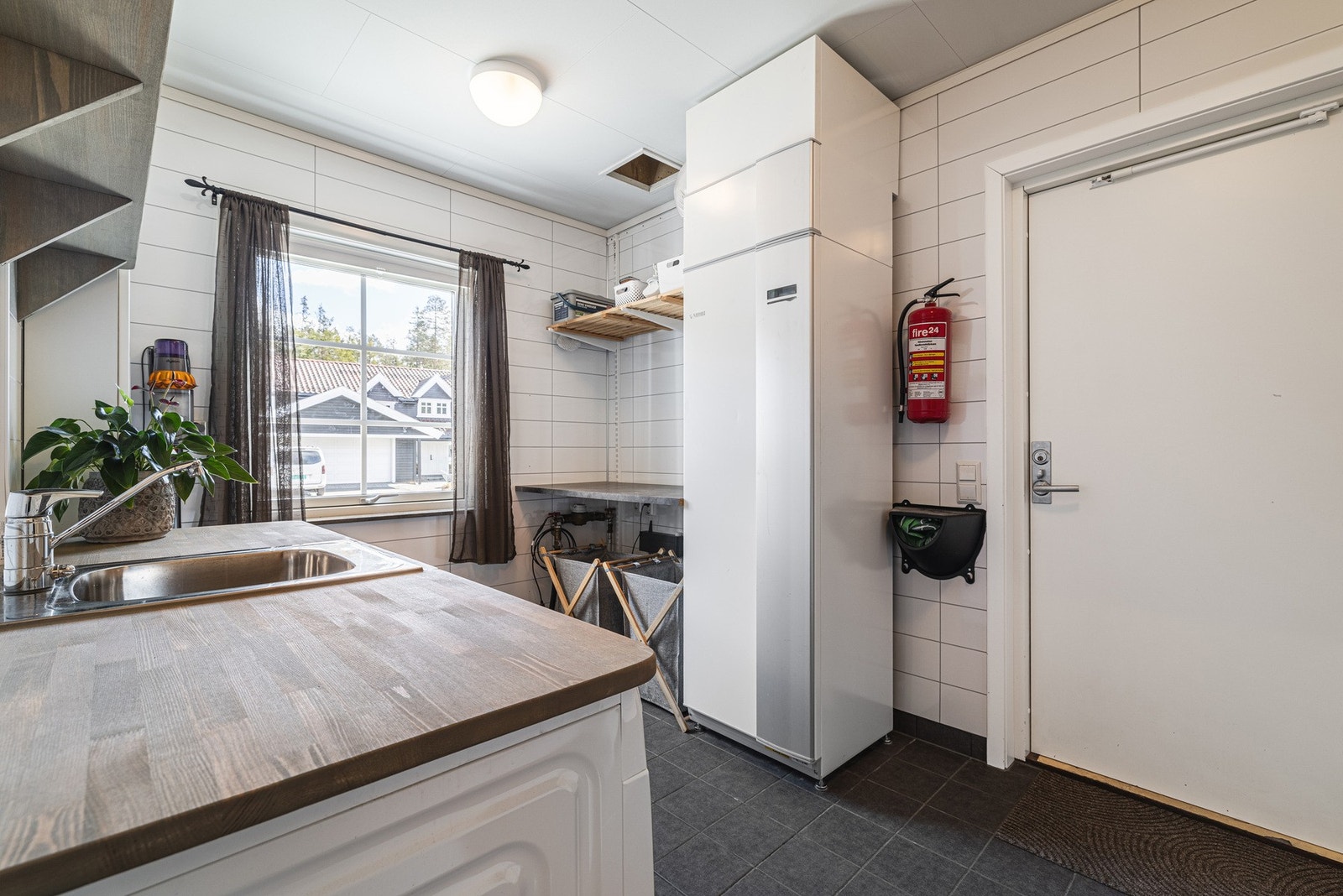 Huset er svært energieffektivt. Oppvarmingsløsning med vannbåren varme fra vann til vann varmepumpe. I tillegg er det solceller på garasjen og rentbrennende peisovn. Galleribilde
