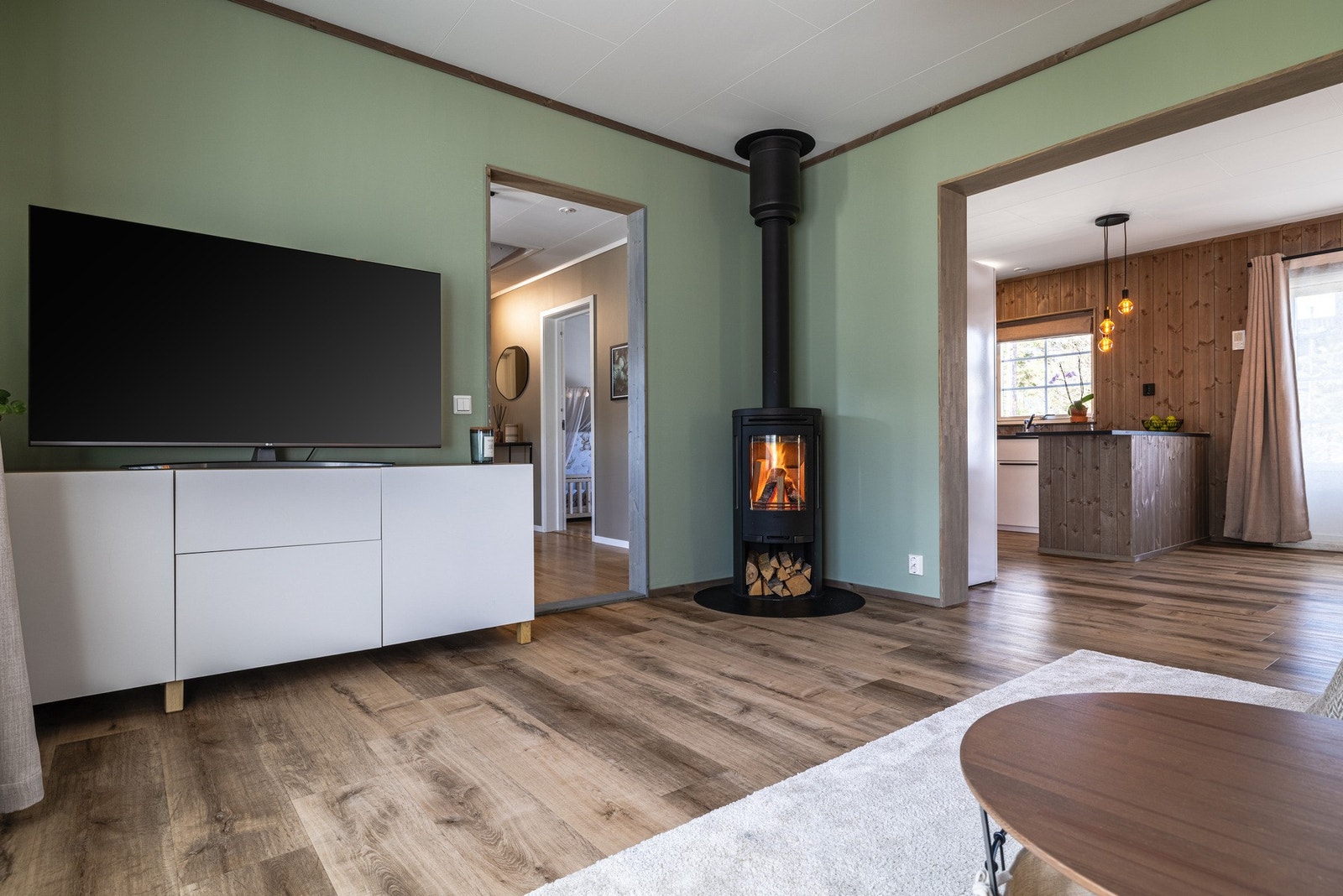 Rentbrennende peisovn for kos og bidrag til et energieffektivt hjem, som både har vann til vann-varmepumpe, energibrønn og solceller. Galleribilde
