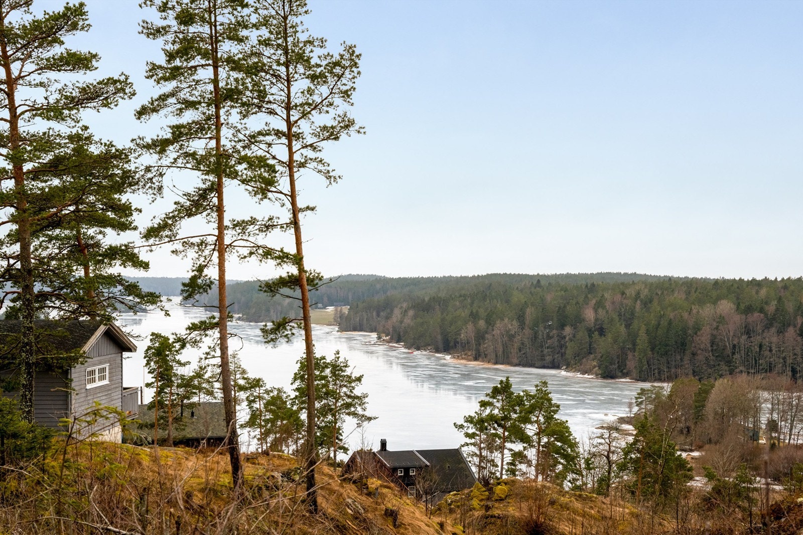 På terrassen sees vakker utsikt over Kilebukta og Vansjølandskapet omkring. Galleribilde