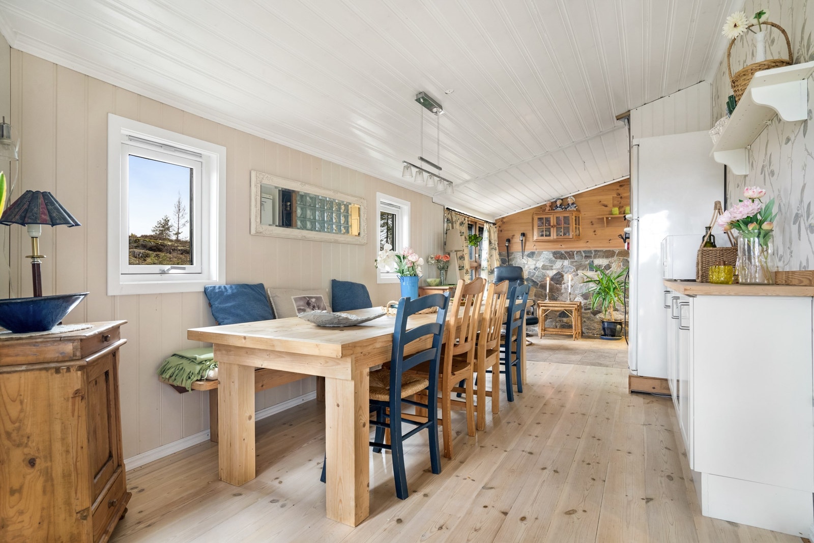 I den langstrakte spisestuen er det plass til mange rundt bordet. Galleribilde
