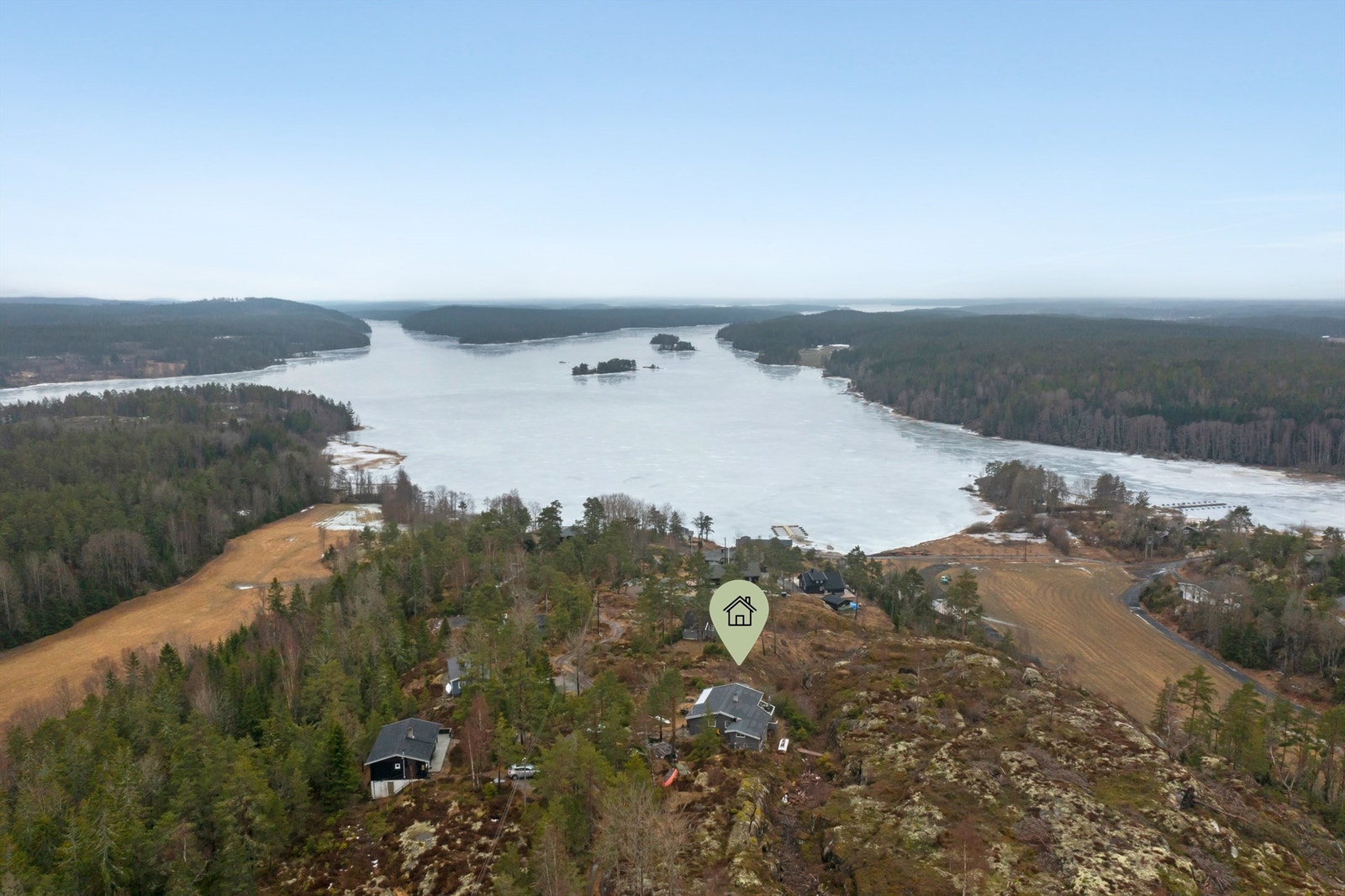 Hytta ligger høyt og luftig, på toppen av det solfylte terrenget som skråner ned mot Kilebukta og Vansjø i sør. Galleribilde