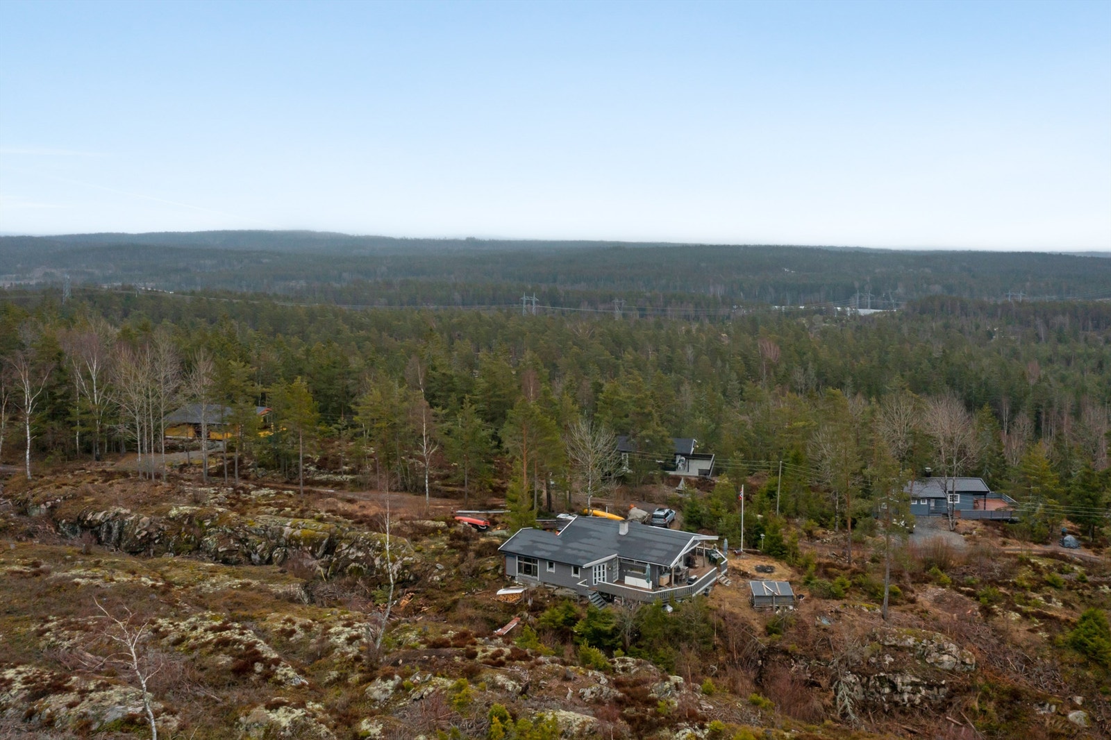 Skog og mark på alle kanter inviterer til et aktivt friluftsliv. Galleribilde