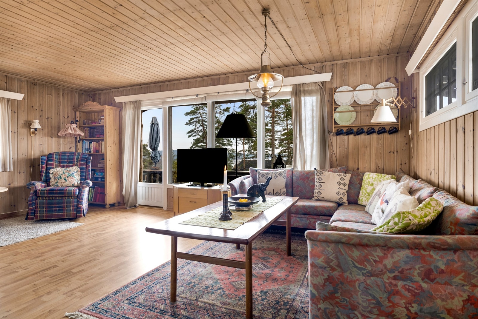 Trepanel på vegger og himling gjør stuen lun. Om det er ønskelig å tilsette farger i stuen, er disse overflatene lett å male over. Galleribilde