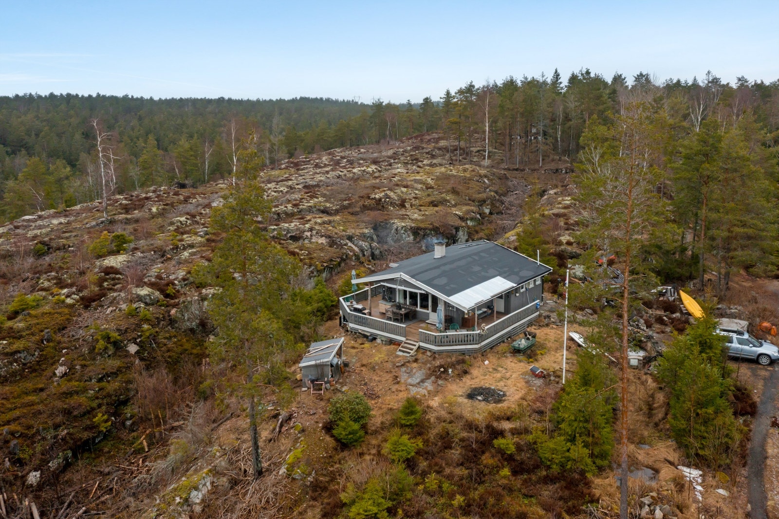 Privat kjørevei er anlagt helt frem til hytta. Eiendommen har rett til parkeringsplass for én bil på grunneiers eiendom. Galleribilde