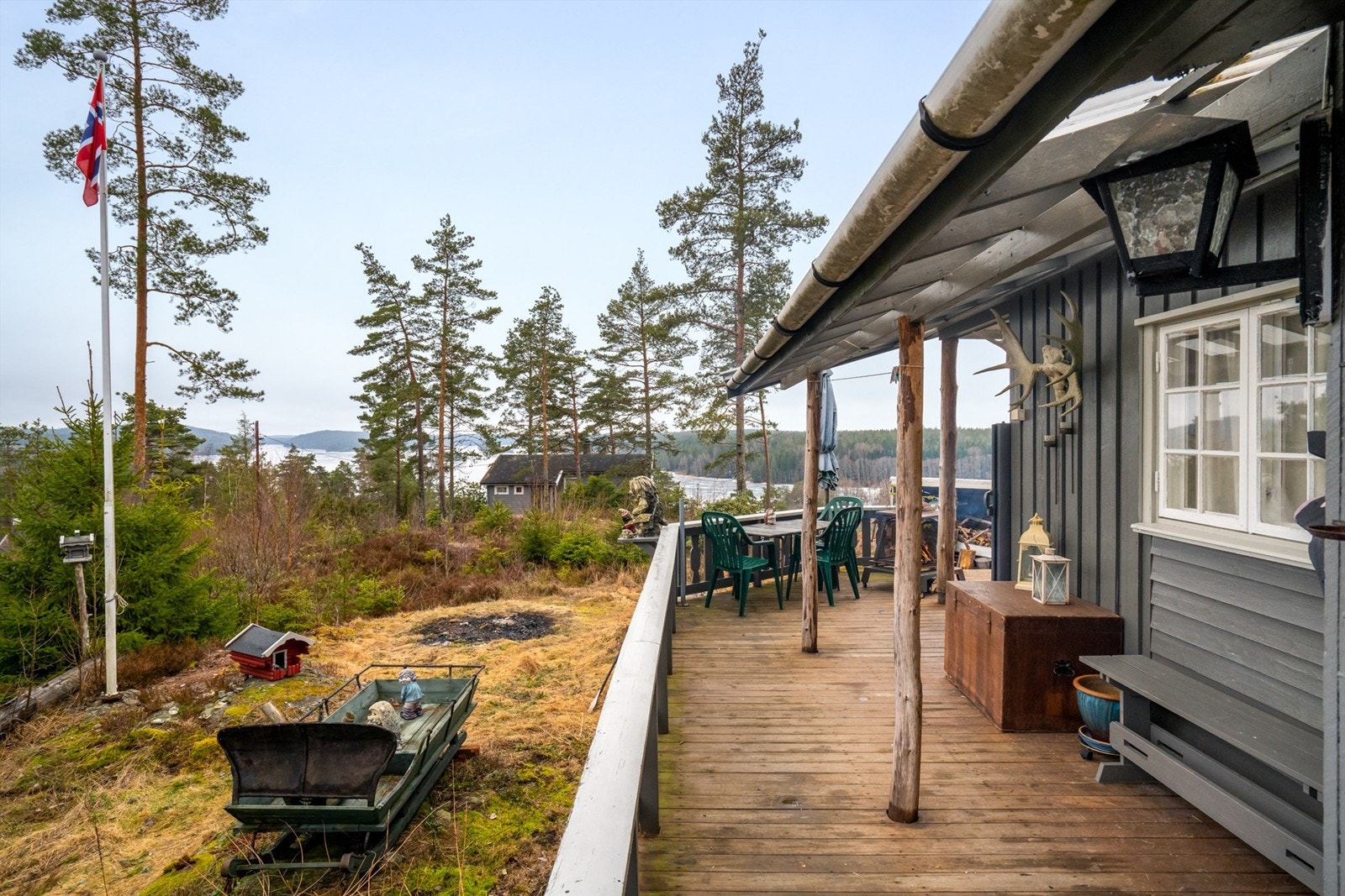 En nesten 55 kvm. stor terrasse omfavner hyttas solutsatt sider. Her kan du få med deg solen fra den står opp til den går ned. Galleribilde