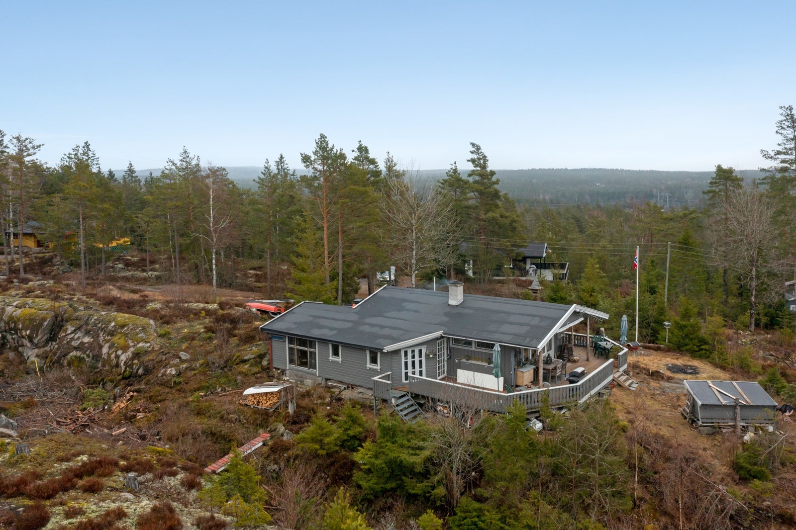 Tidlig på 2000-tallet ble hytta utvidet med tilbygg mot vest der blant annet spisestue og bad inngår. Ny papp ble lagt over hele yttertaket i 2018. Galleribilde