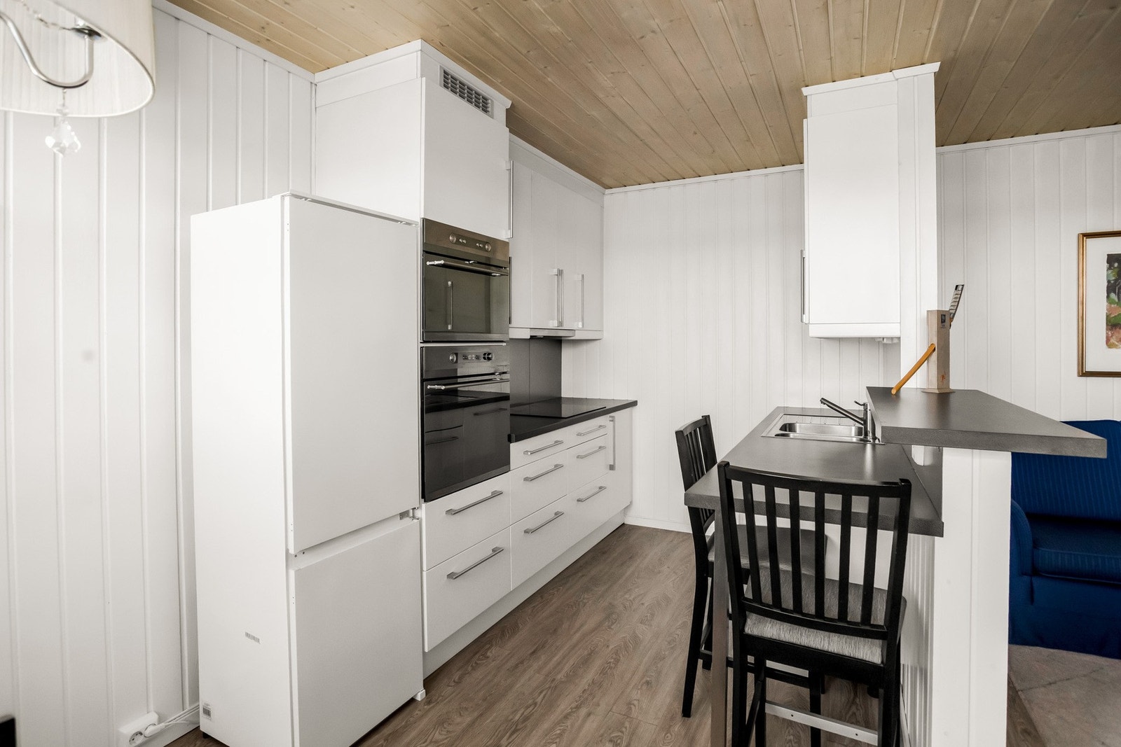 Kjøkkenet har innredning med glatte fronter og benkeplate av laminat. Galleribilde