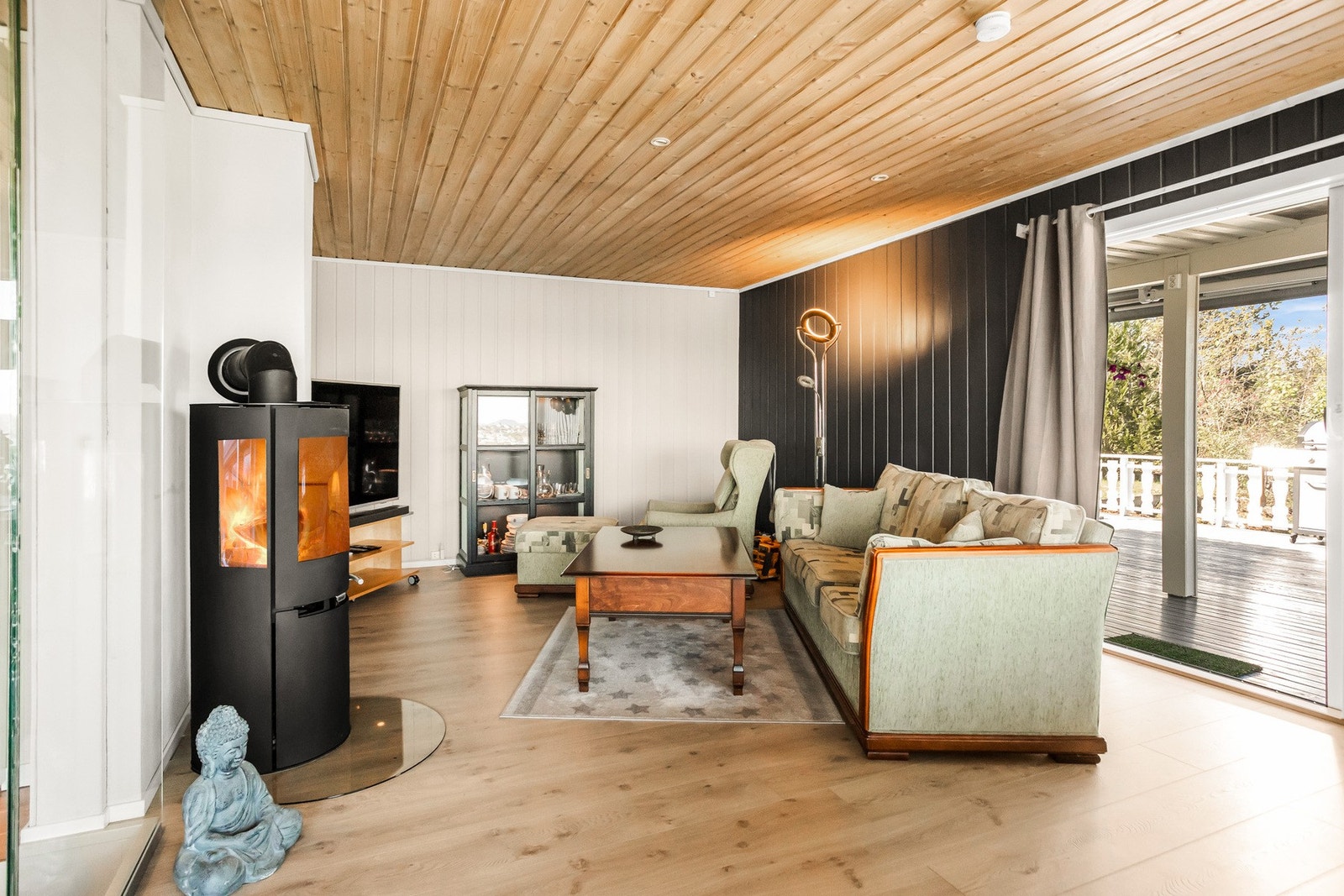 I stua har du peis, samt utgang til boligens terrasse! Galleribilde