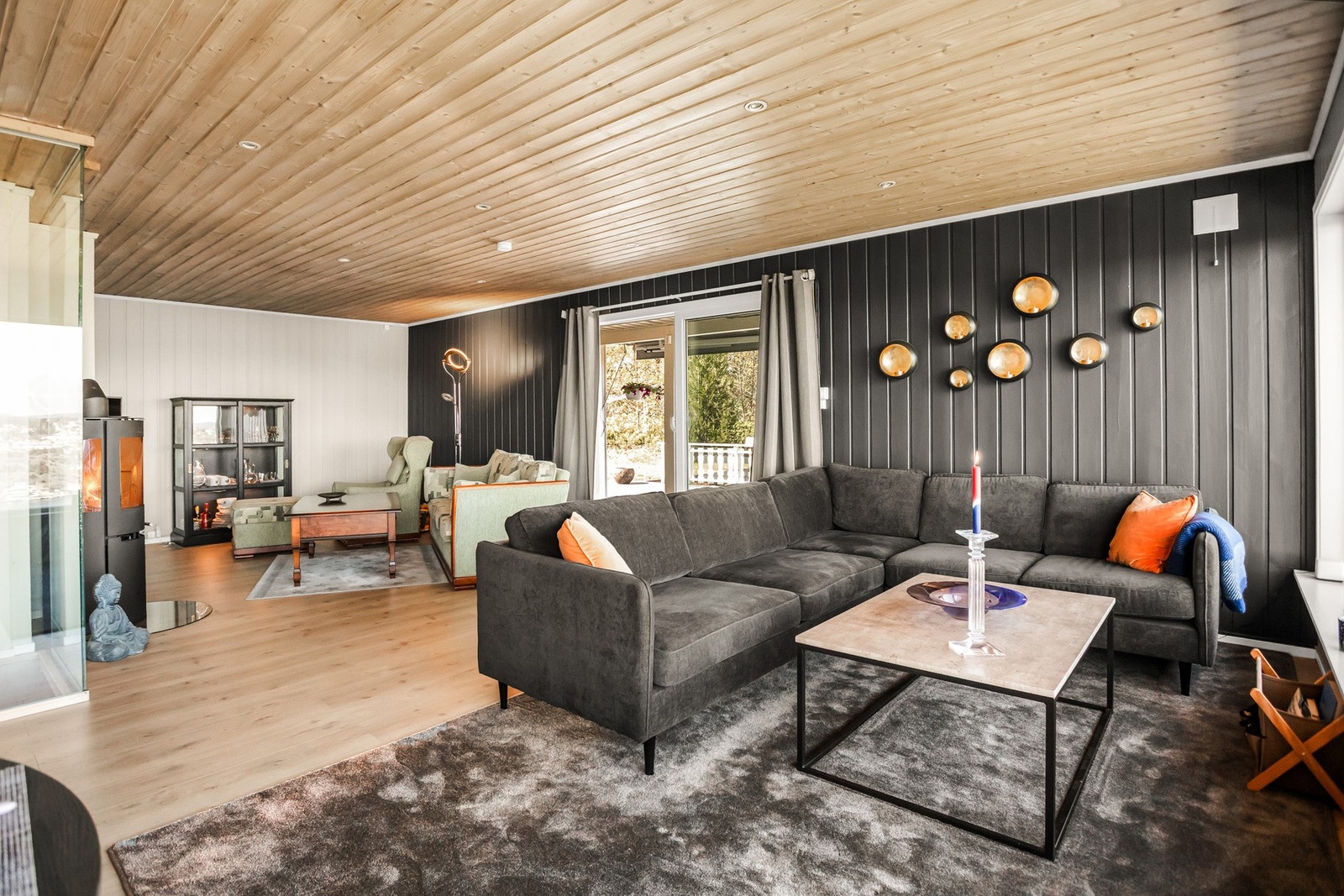 Stor og praktisk stue. Her har du plass til både tv-krok og en sofagruppe. Galleribilde