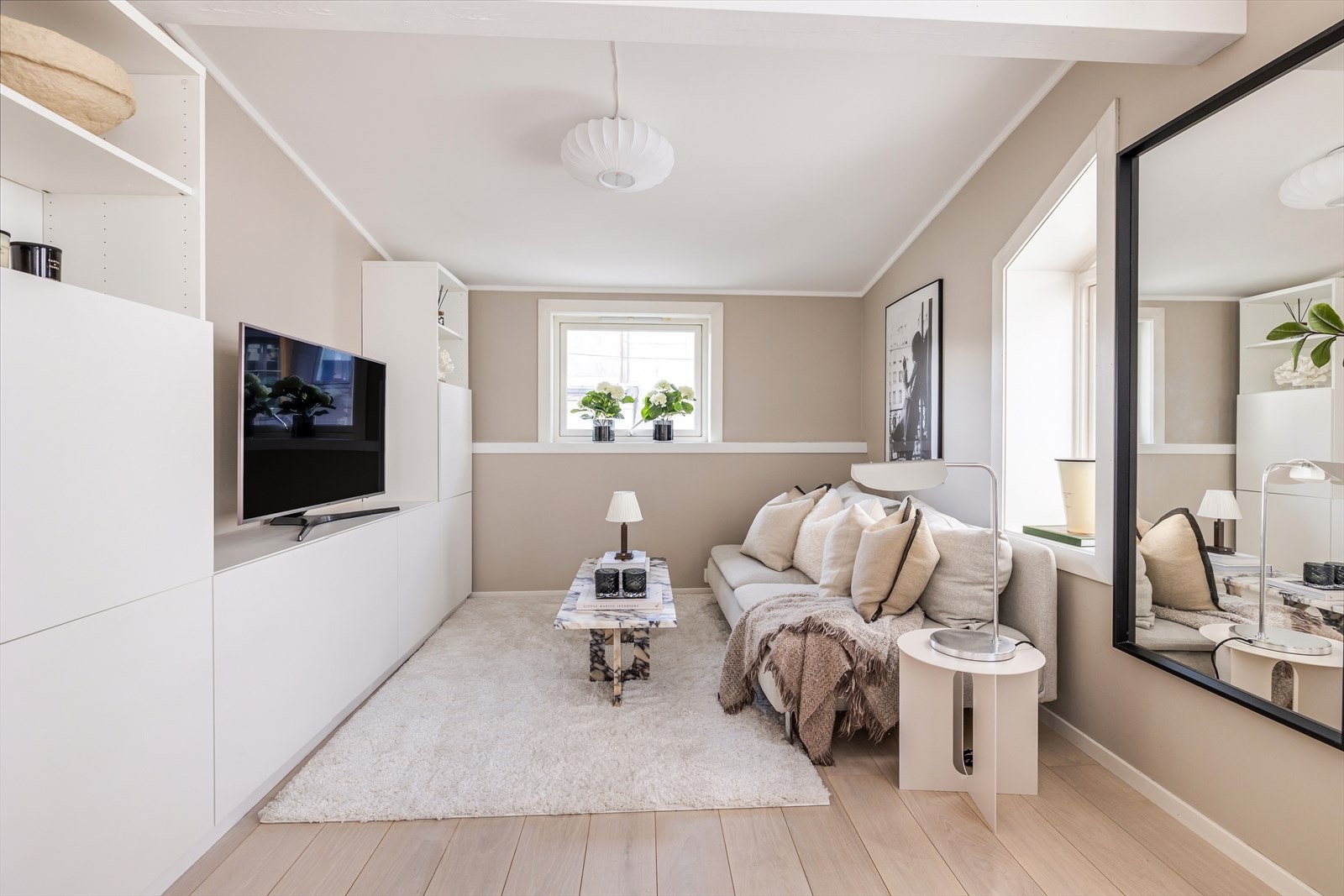 På gulvet er det fin, slitesterk laminat og stuens utforming gjør det enkelt å møblere. Galleribilde