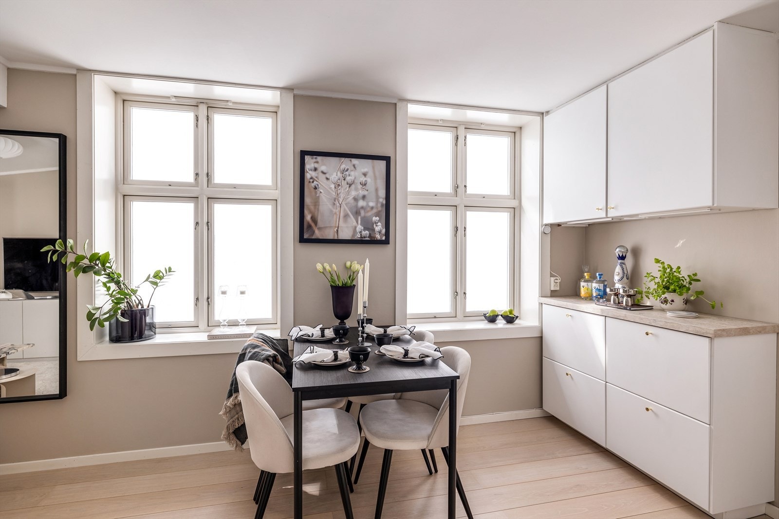 Det er god oppbevaring- og arbeidsplass, laminert benkeplate, og lys under overskap. Ventilatoren er med kullfilter. Det er også naturlig sone for spisebord, som opprettholder en sosial sone. Galleribilde