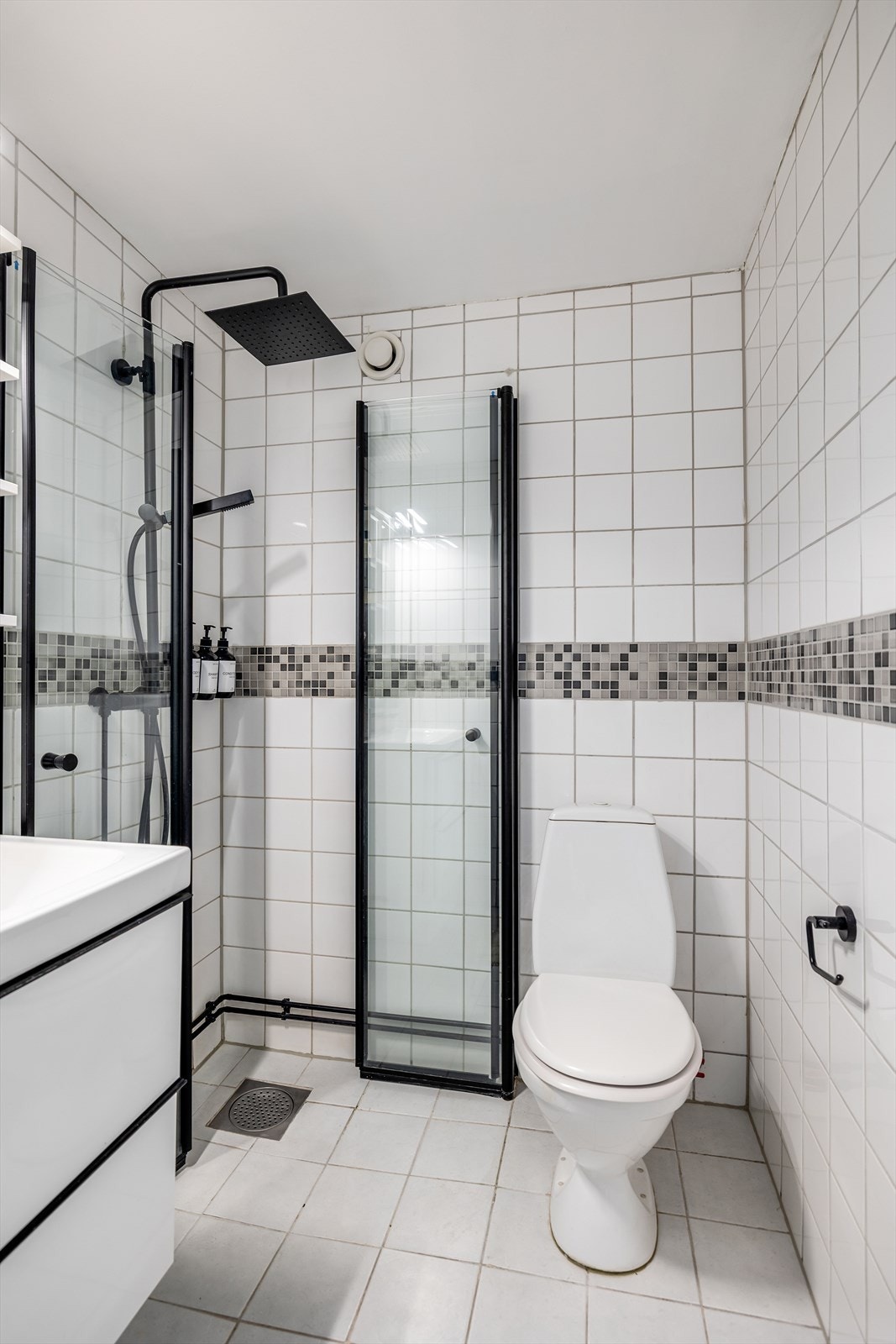 Det er varmekabler i gulvet og badet består ellers med innredning av nyere standard. Galleribilde