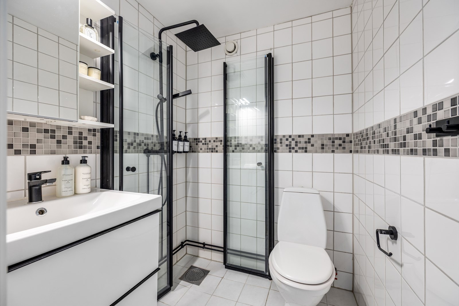 Badet fra 2009 har mekanisk avtrekk for ventilasjon, og det montert nye lys i 2025, samt utskifting av termostat i 2020. Galleribilde