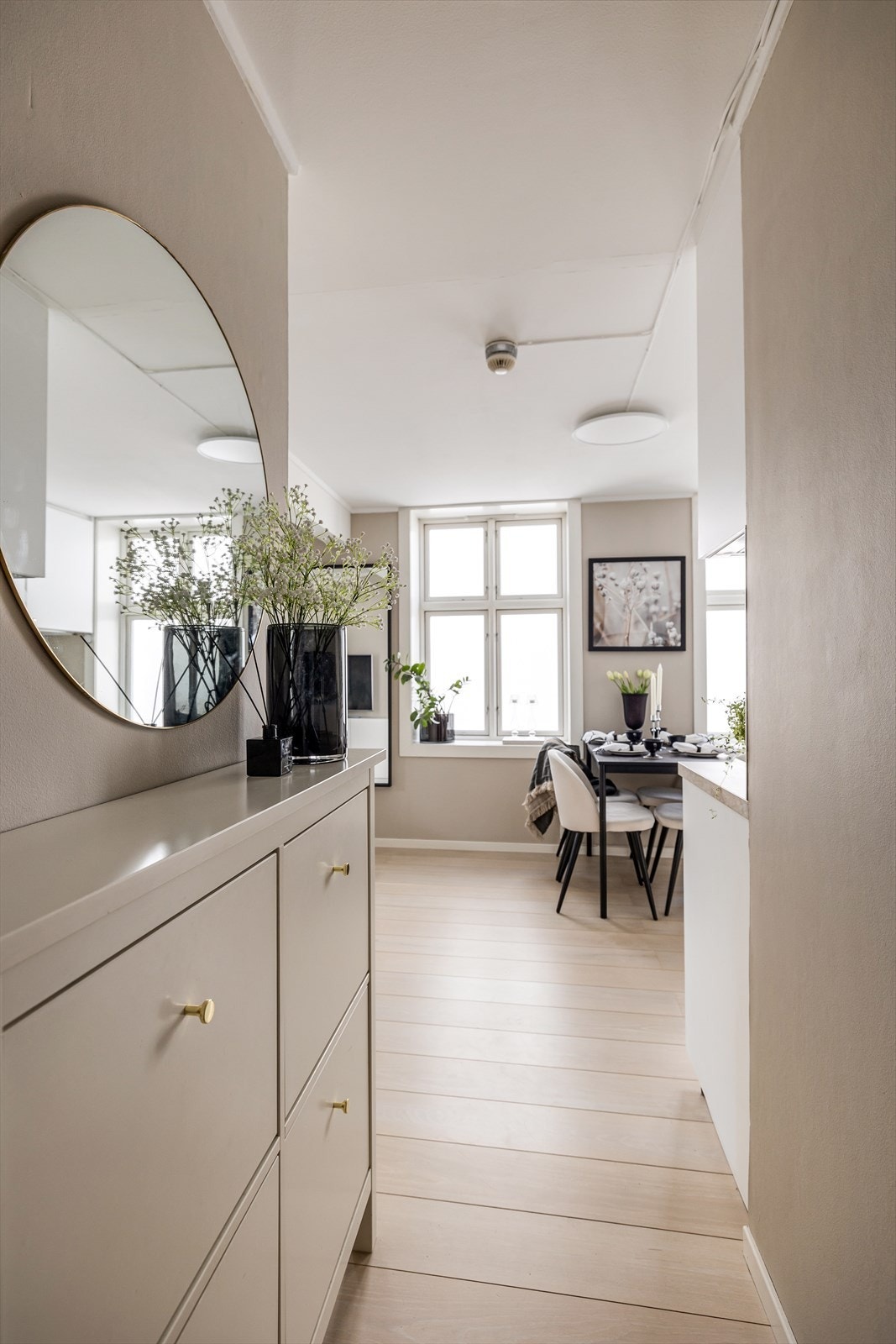 Entréen er innbydende og har muligheter for oppbevaring som skoskap og knagger. Galleribilde