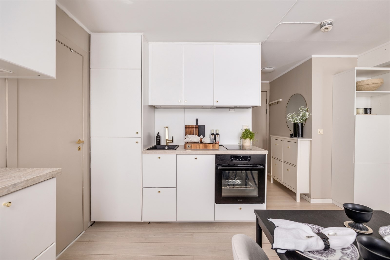 IKEA-kjøkkenet er fra 2021, og fremstår med lyse og slette fronter. Galleribilde