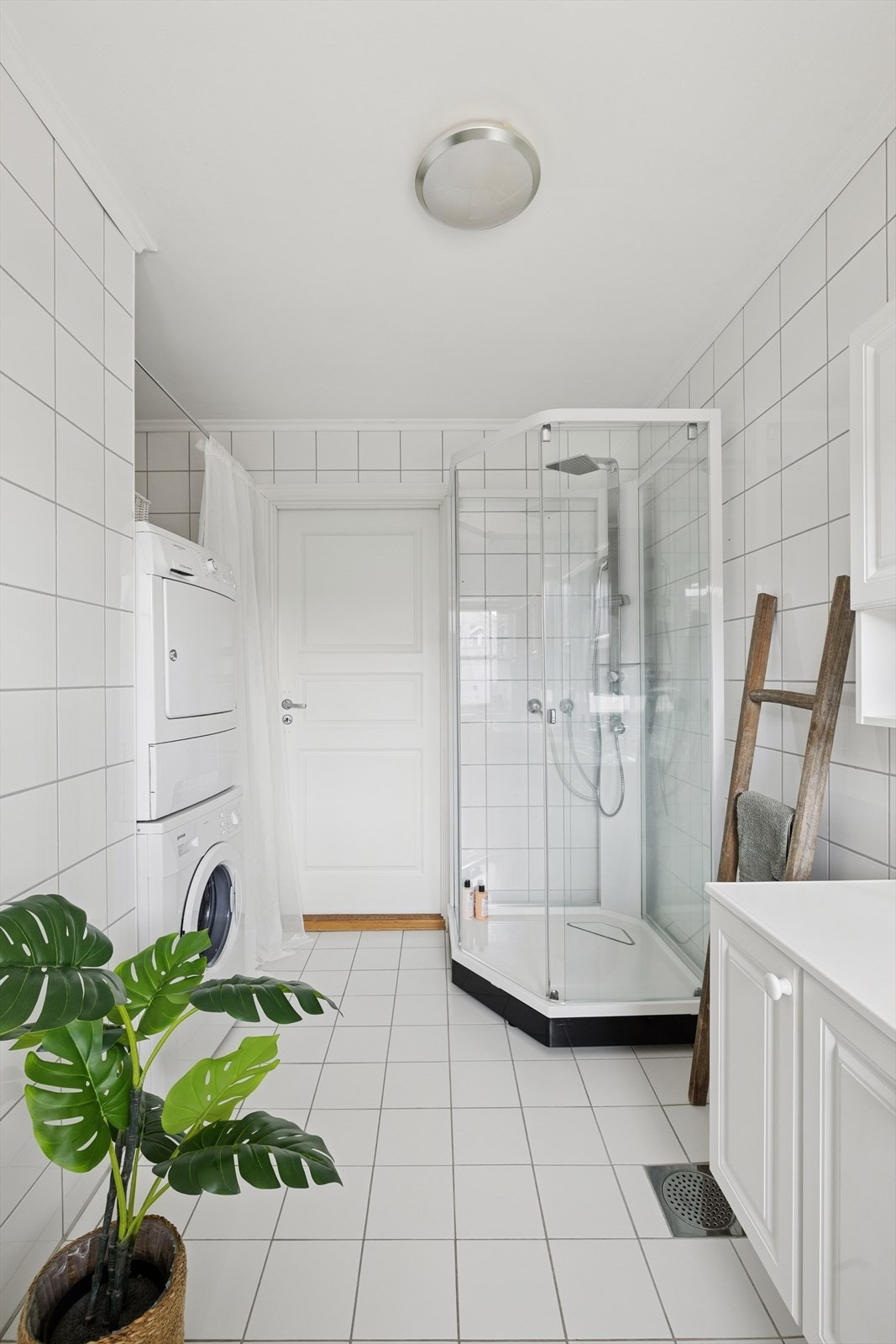 Opplegg til vaskemaskin på badet. Her kan dette gjemmes bak et forheng om ønskelig. Galleribilde