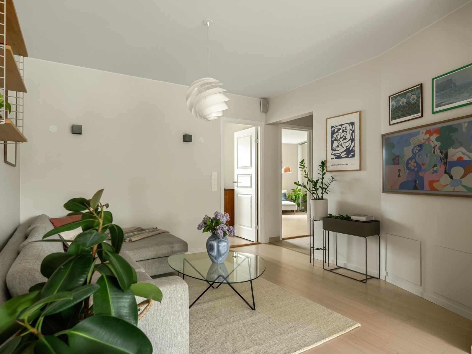 Fra stuen finner vi inngangen til det første av to soverom i leiligheten - det som i dag benyttes som hovedsoverom. Galleribilde