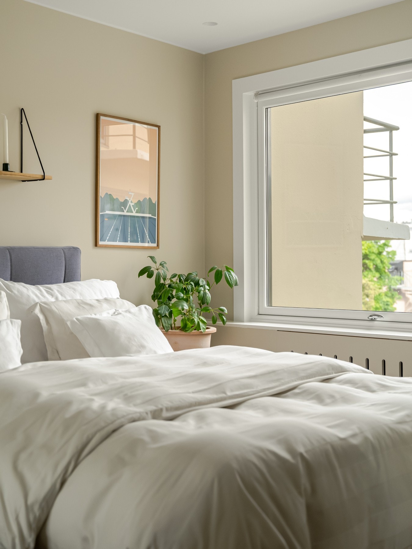 Rommet vender inn mot den stille og rolige bakgården. Galleribilde