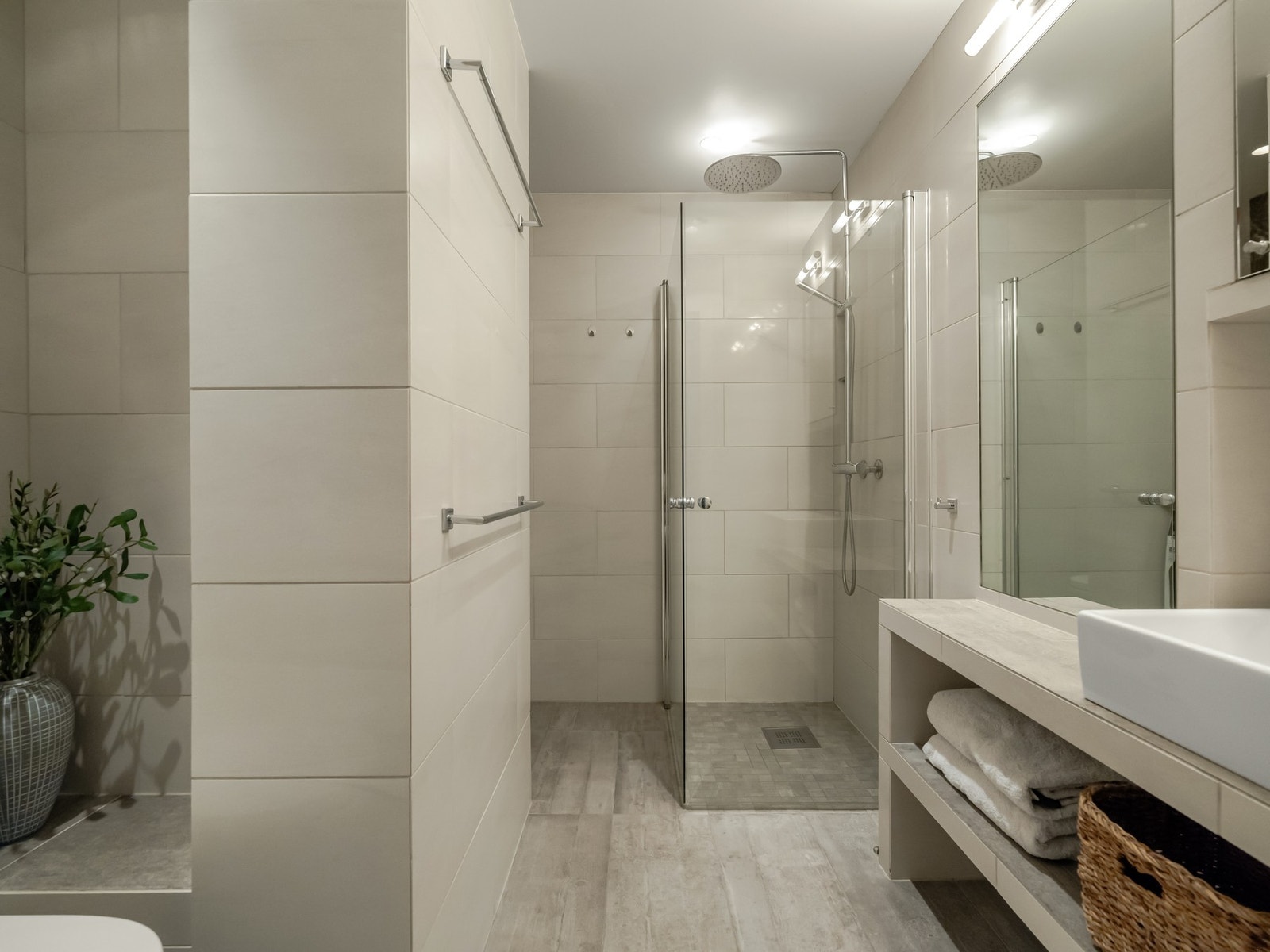 Fra entreen finner vi inngangen til dette lekre badet. Galleribilde