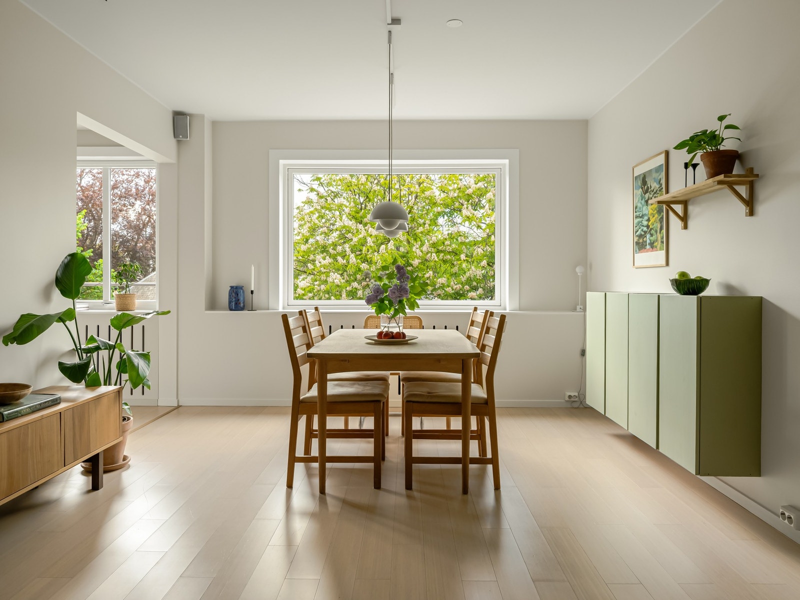 Ved vindusrekken finner spisebordet sin naturlige plass. Her er det så absolutt plass til langbord, om du er av typen som liker å invitere til festligheter. Galleribilde