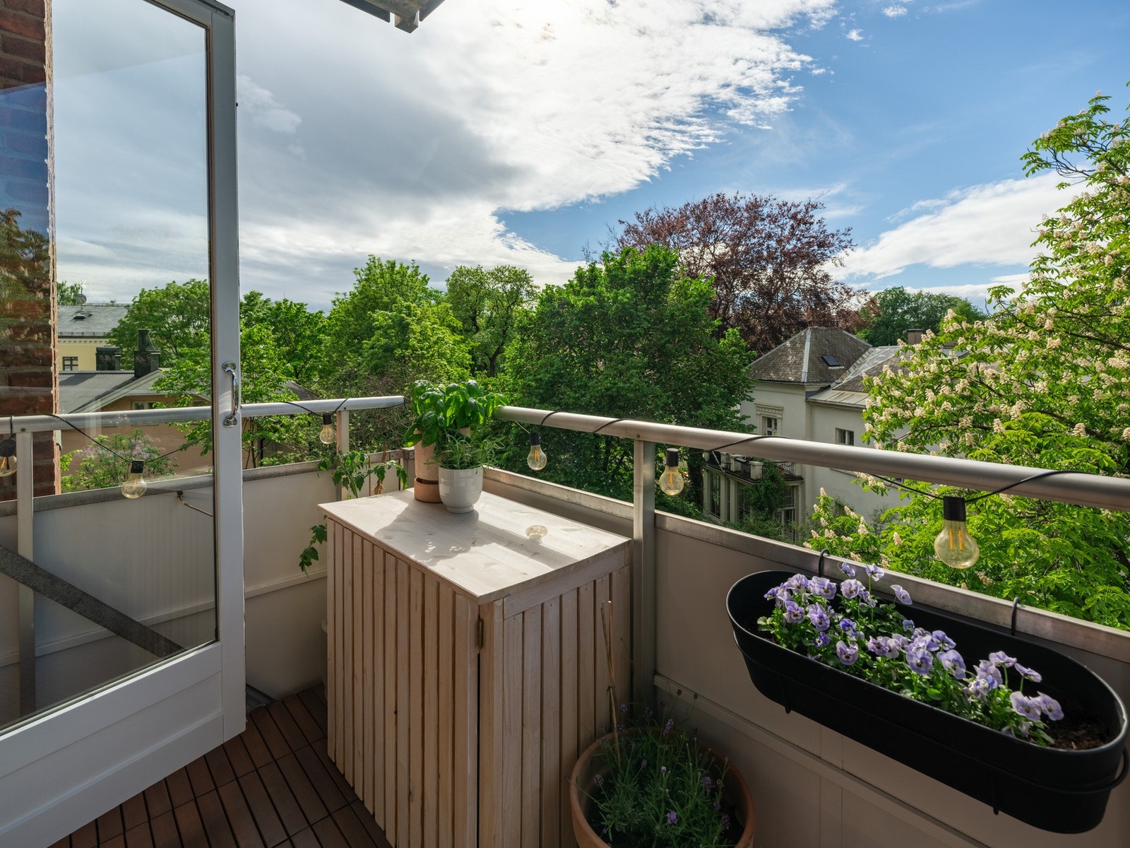 Balkongen er målt til 5 kvm, så her er det naturligvis god plass til utemøblering. Her kan du lage middag og grille i sola. Galleribilde