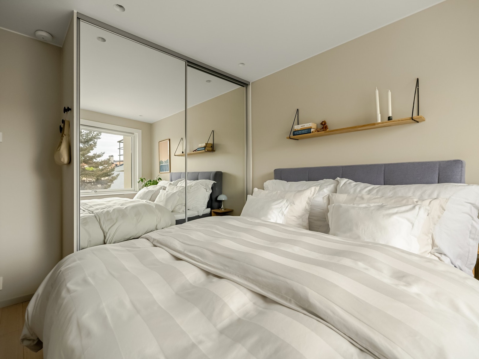 Det er rikelig med plass til større skyvedørsgarderobe, som også følger med i salget. Det er faktisk plass til to store garderober! Galleribilde