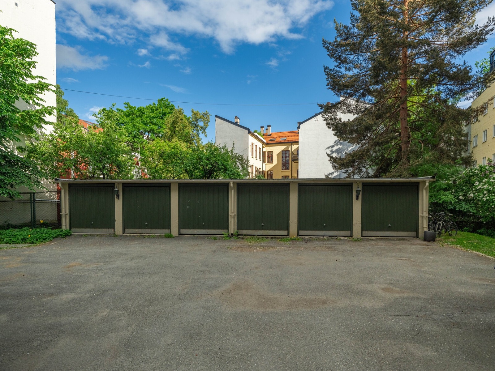 Sameiet disponerer 6 garasjeplasser i bakgården og disse leies ut til beboere etter ventelisteprinsippet. Galleribilde
