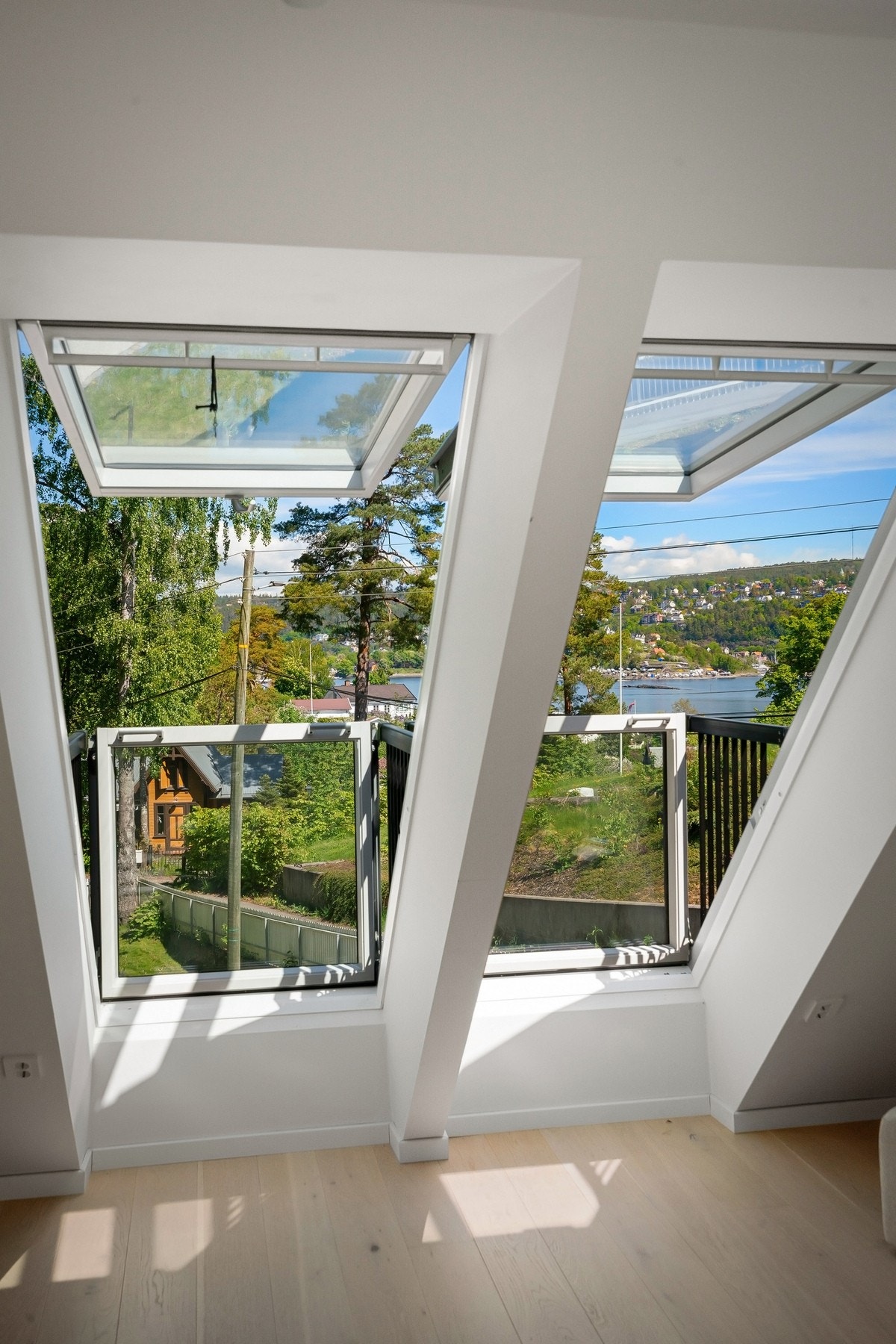 Takvinduene gir også et flott utsyn mot fjorden og grønne omgivelser. Galleribilde