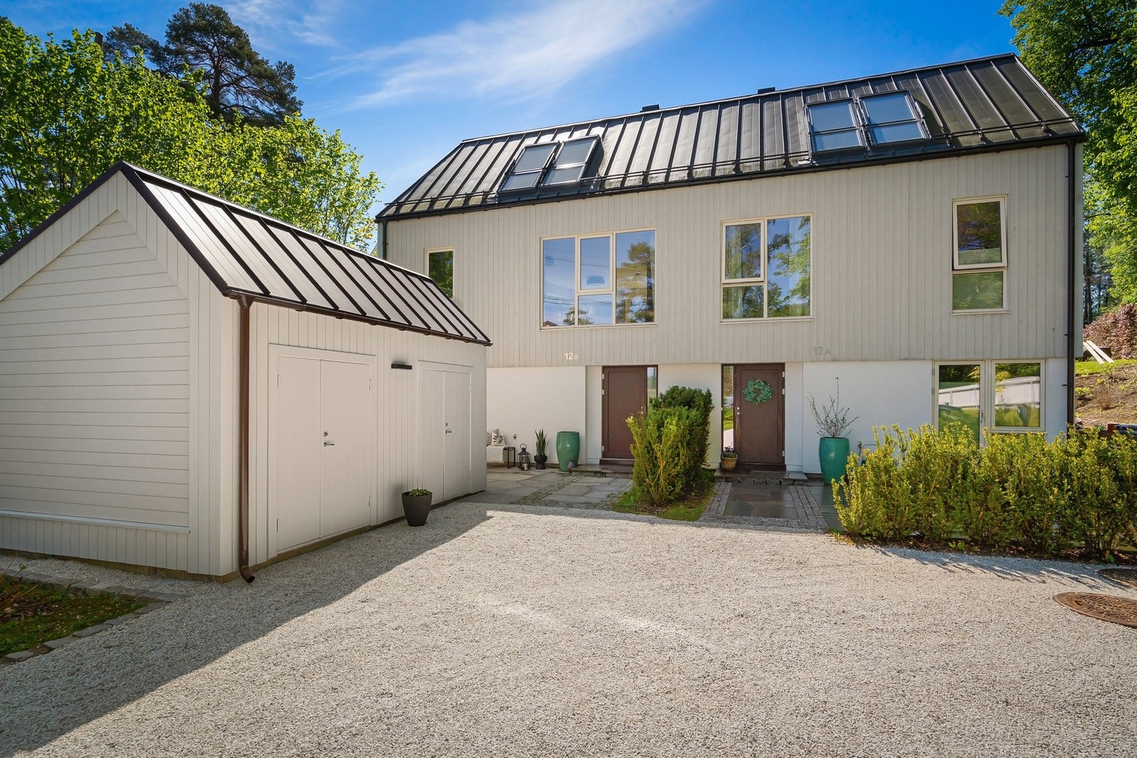 Eiendommen har en representativ, gruset gårdsplass. Galleribilde