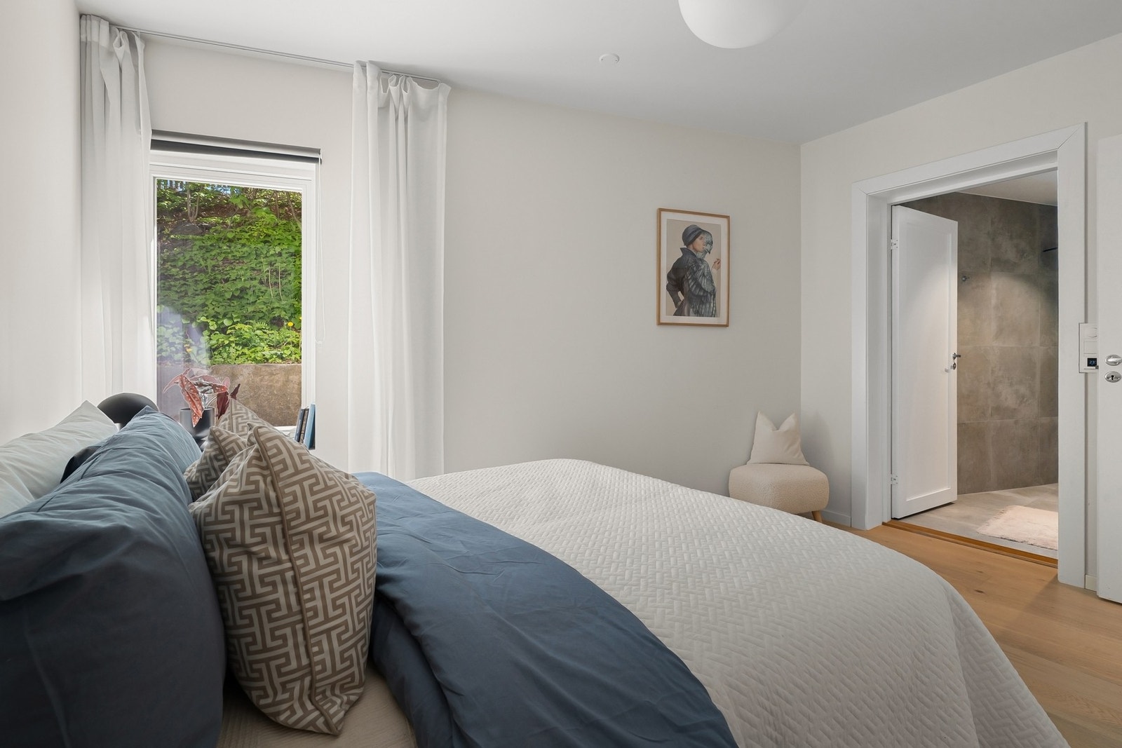 Hovedsoverommet er romslig og har god plass til dobbeltseng, nattbord og garderobeløsning. Det er suiteløsning med eget bad. Galleribilde