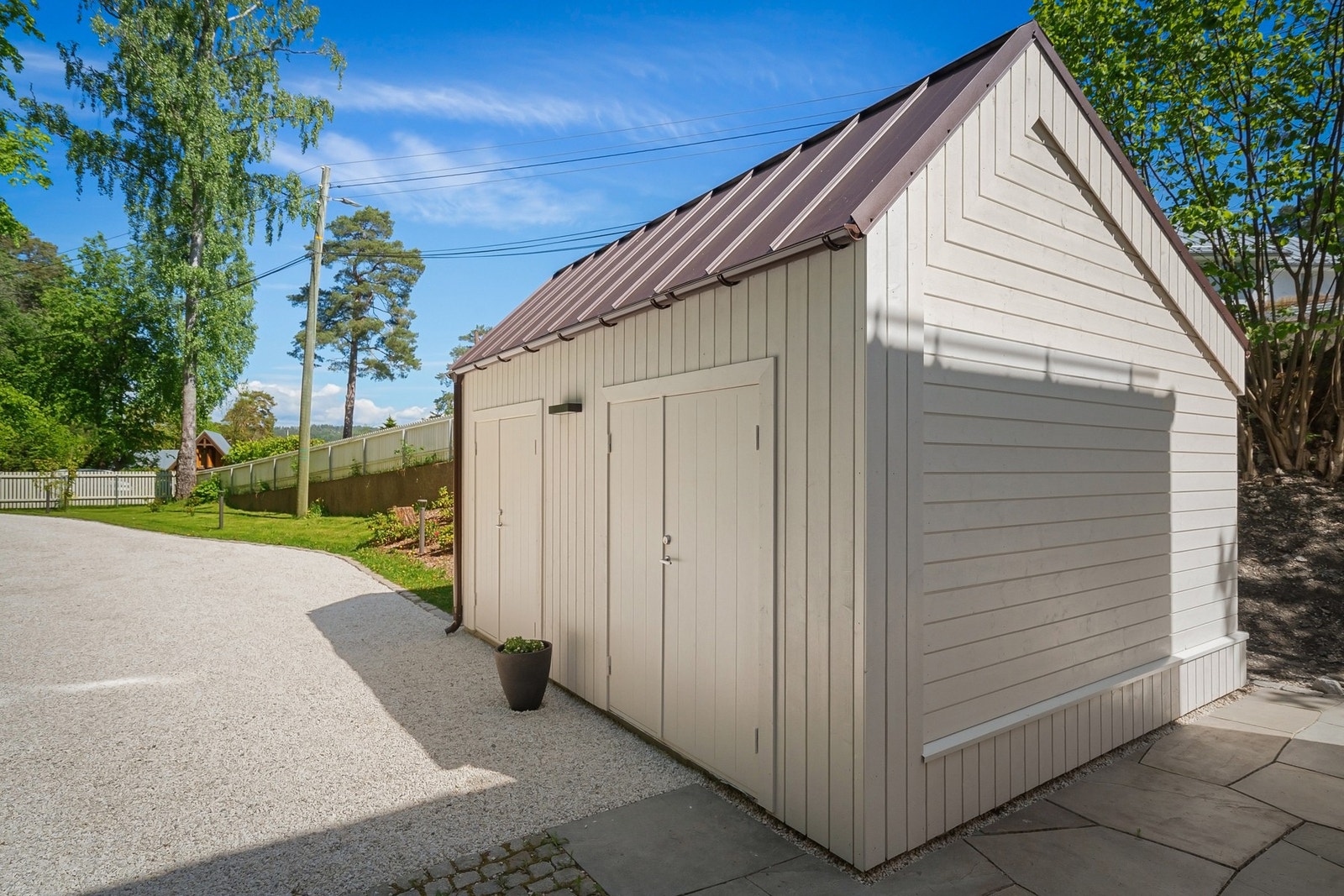 Det medfølger utvendig bod på ca. 9 kvm som gir god plass til oppbevaring av sykler, hageutstyr, sportsutstyr og annet sesongutstyr. Galleribilde