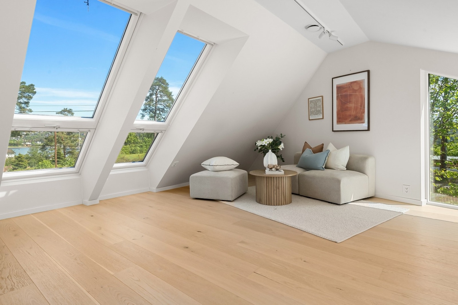 Rommet har en lun og samtidig luftig karakter, med flere Velux takvinduer som slipper inn rikelig med dagslys. Galleribilde