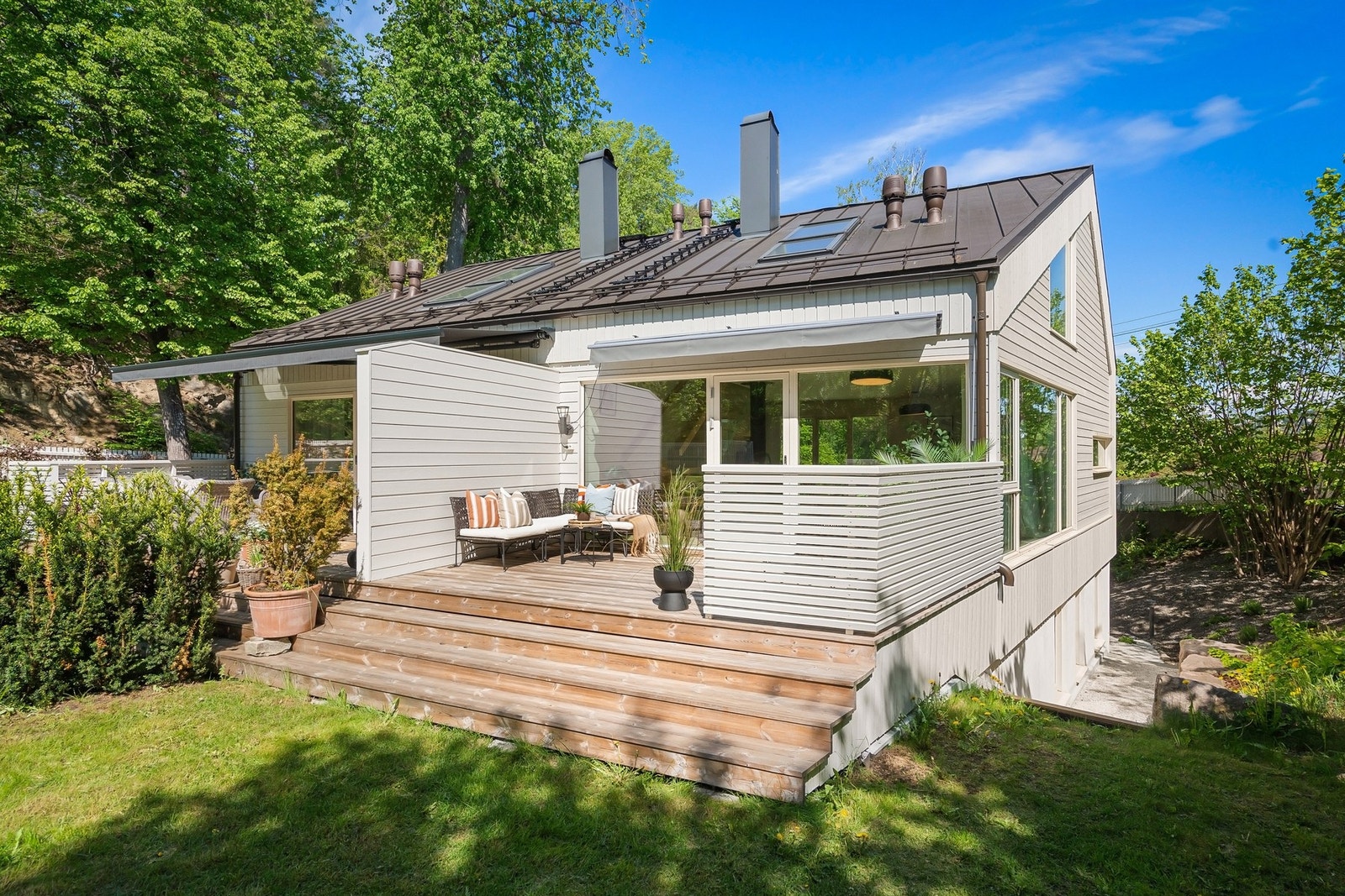 Solrik terrasse med god plass til utemøbler, levegg mot nabo og direkte adkomst videre til hagen. Galleribilde