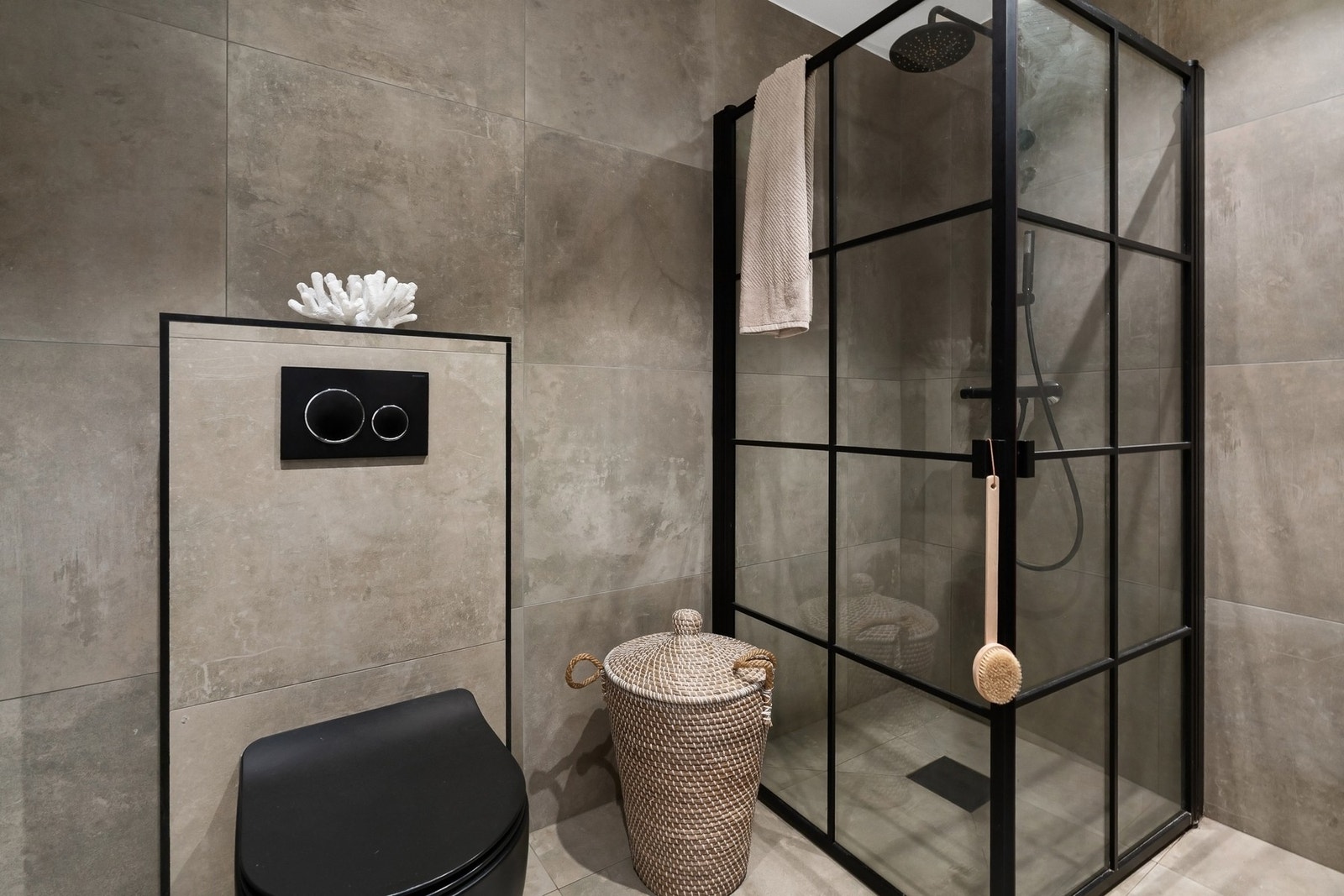 Det største badet ligger i underetasjen og er innredet med flislagte vegger, flislagt gulv, varmekabler og nedsenket malt himling med downlights. Galleribilde
