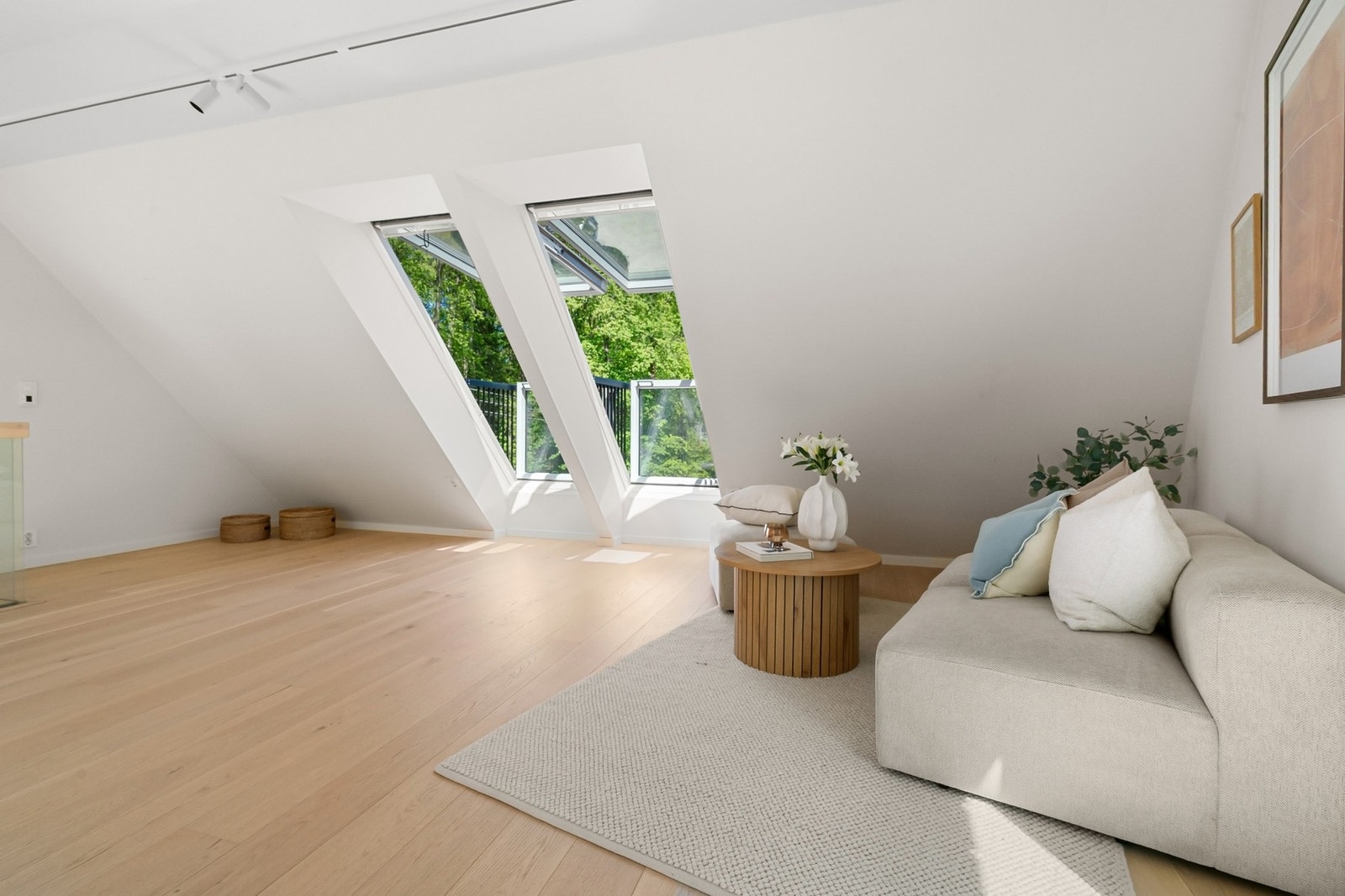 På nordsiden er det to Velux takvinduer med integrert altanløsning. Galleribilde