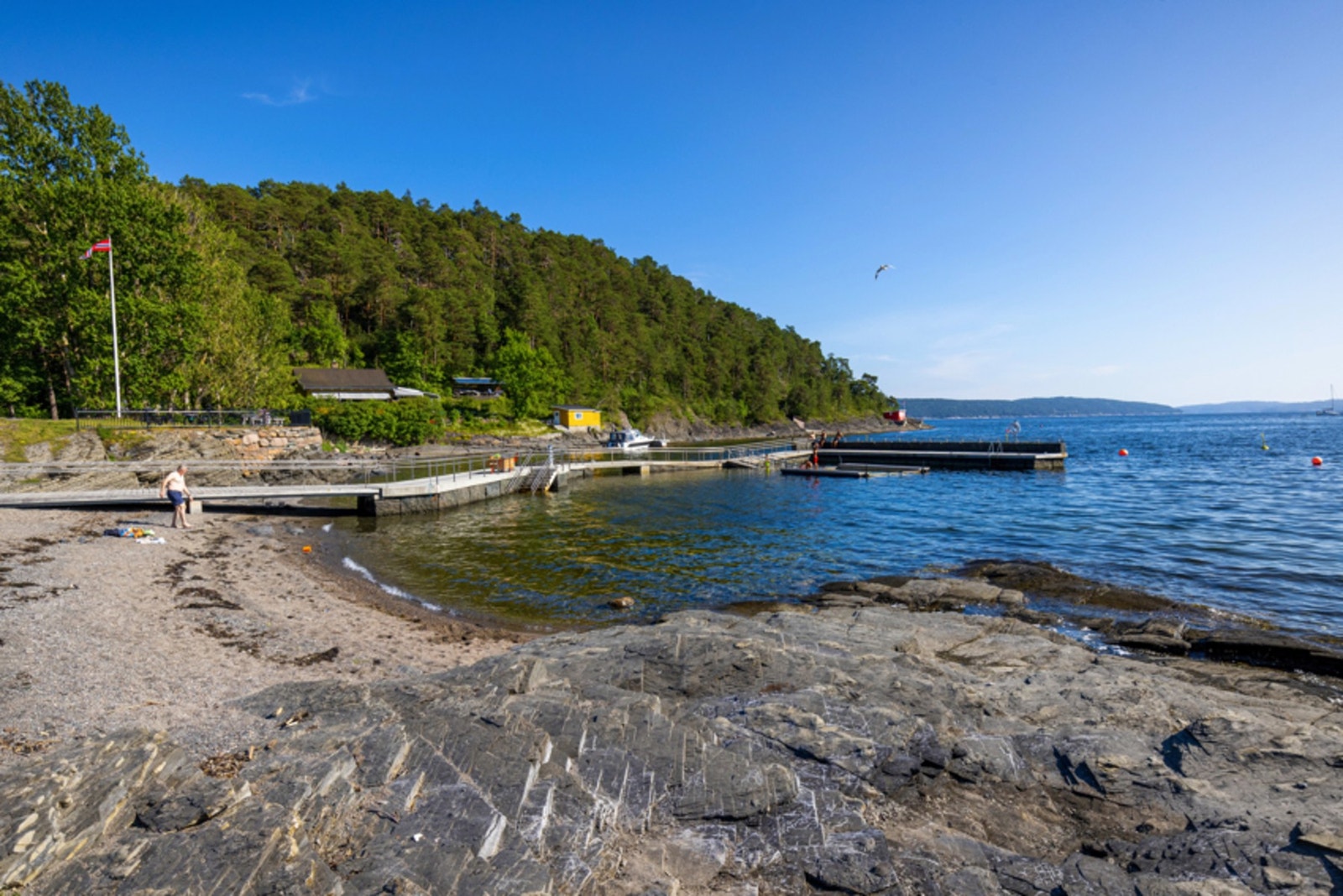 Rundt hele øya er det flere badestrender, båthavner og flotte friluftsområder som kan benyttes året rundt. Galleribilde