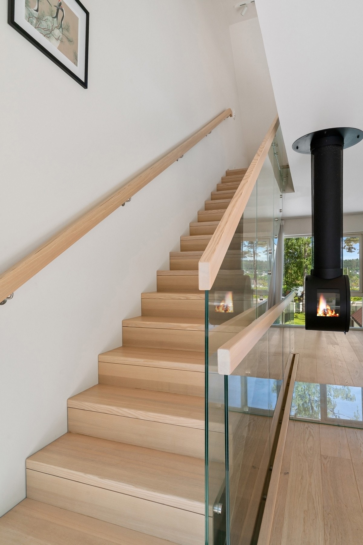 Trappen mellom etasjene har heltre inn- og opptrinn, malte sidevanger/midtstilt stålvange, rekkverk i herdet glass og håndløpere i tre. Galleribilde
