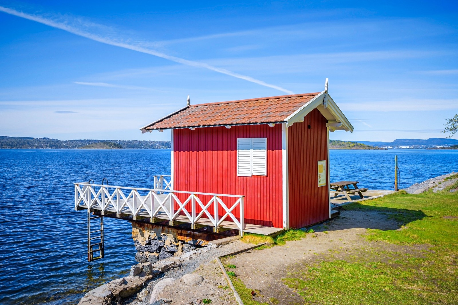 Bakken er et tradisjonsrikt samlingssted med historisk hovedhus, grønt uteområde og sosiale arrangementer i sommerhalvåret. Galleribilde