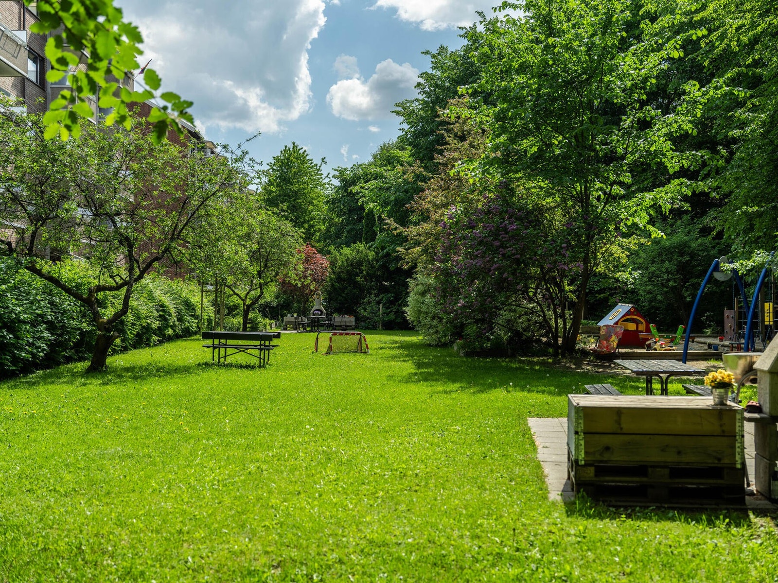 Bakgården blir flittig brukt av beboerne, og er en samleplass for mange i hverdagen. Det vil også si at du får med herlige naboer på kjøpet. Galleribilde