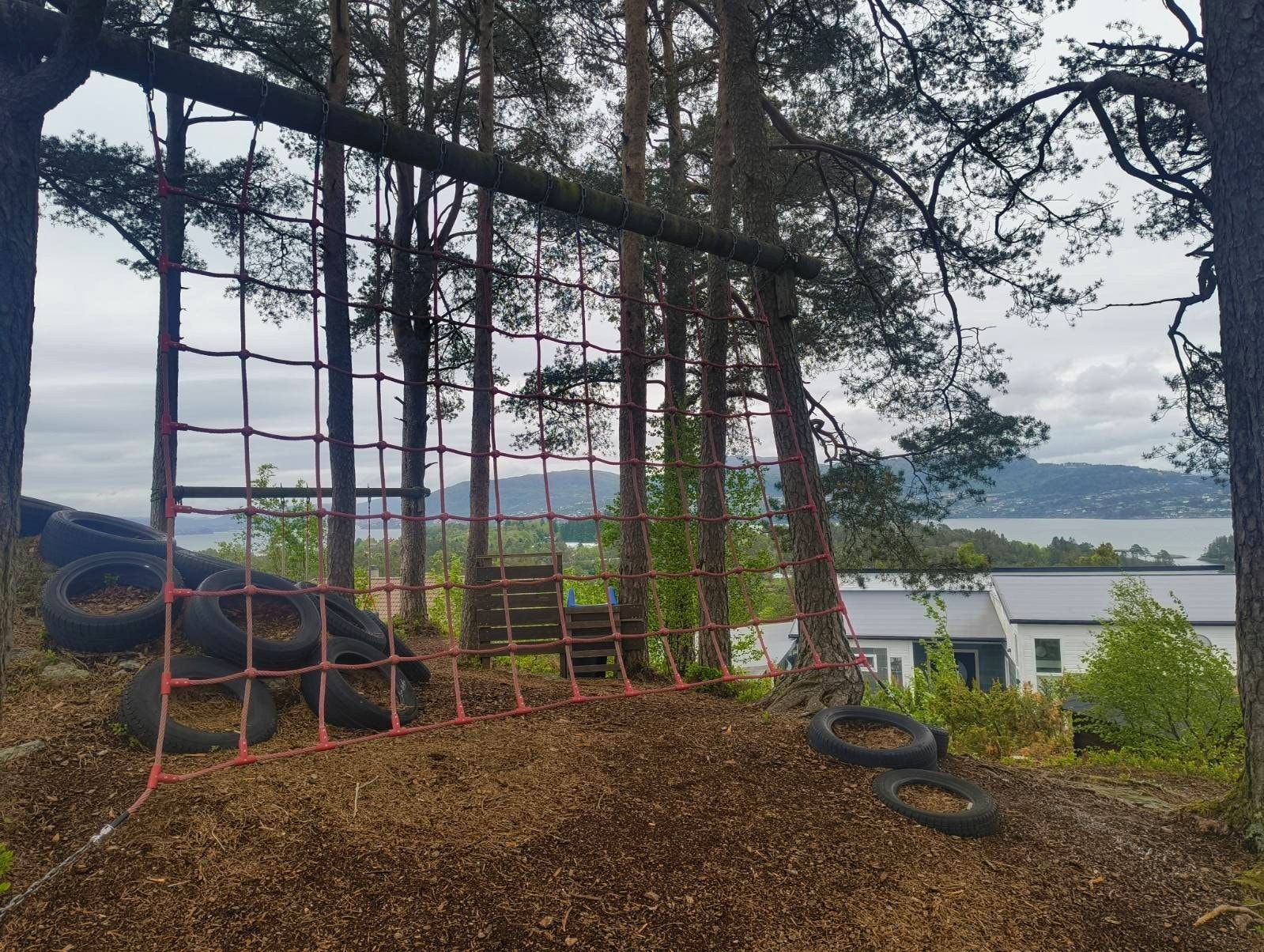 Skogvegens private lekeplass. Kun ett minutts gange fra boligen. Galleribilde